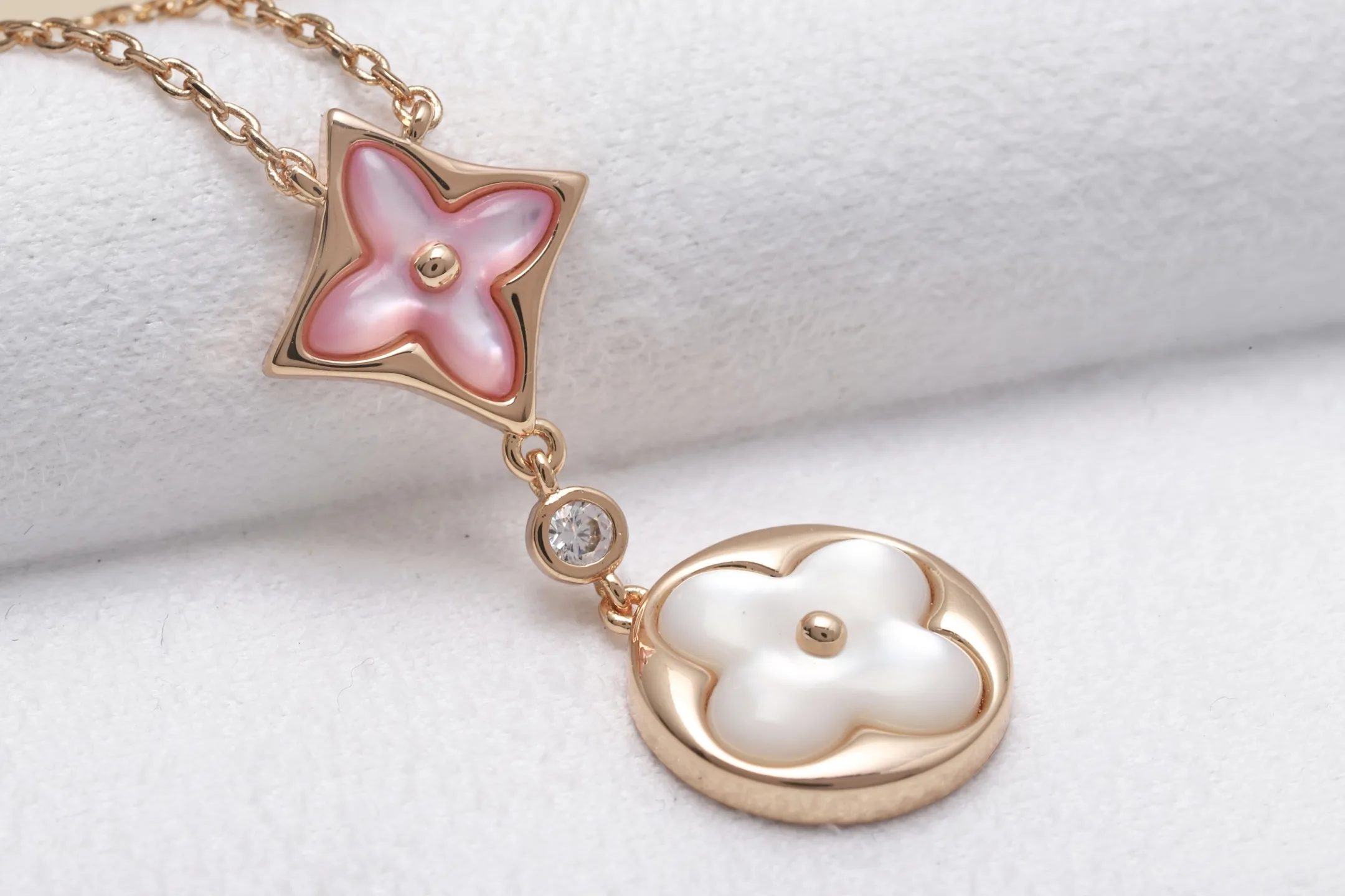 Mother-of-Pearl Floral Pendant Necklace (Gold-Plated Brass) D13016809 — view 7