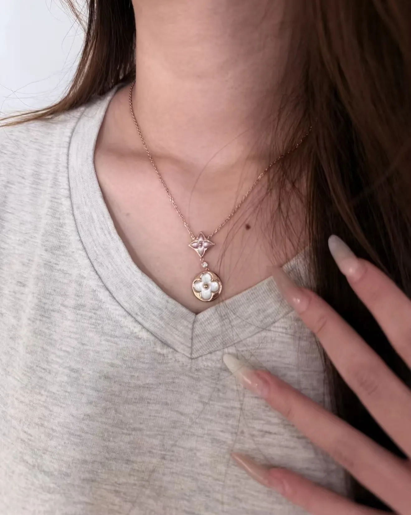 Mother-of-Pearl Floral Pendant Necklace (Gold-Plated Brass) D13016809 — view 8
