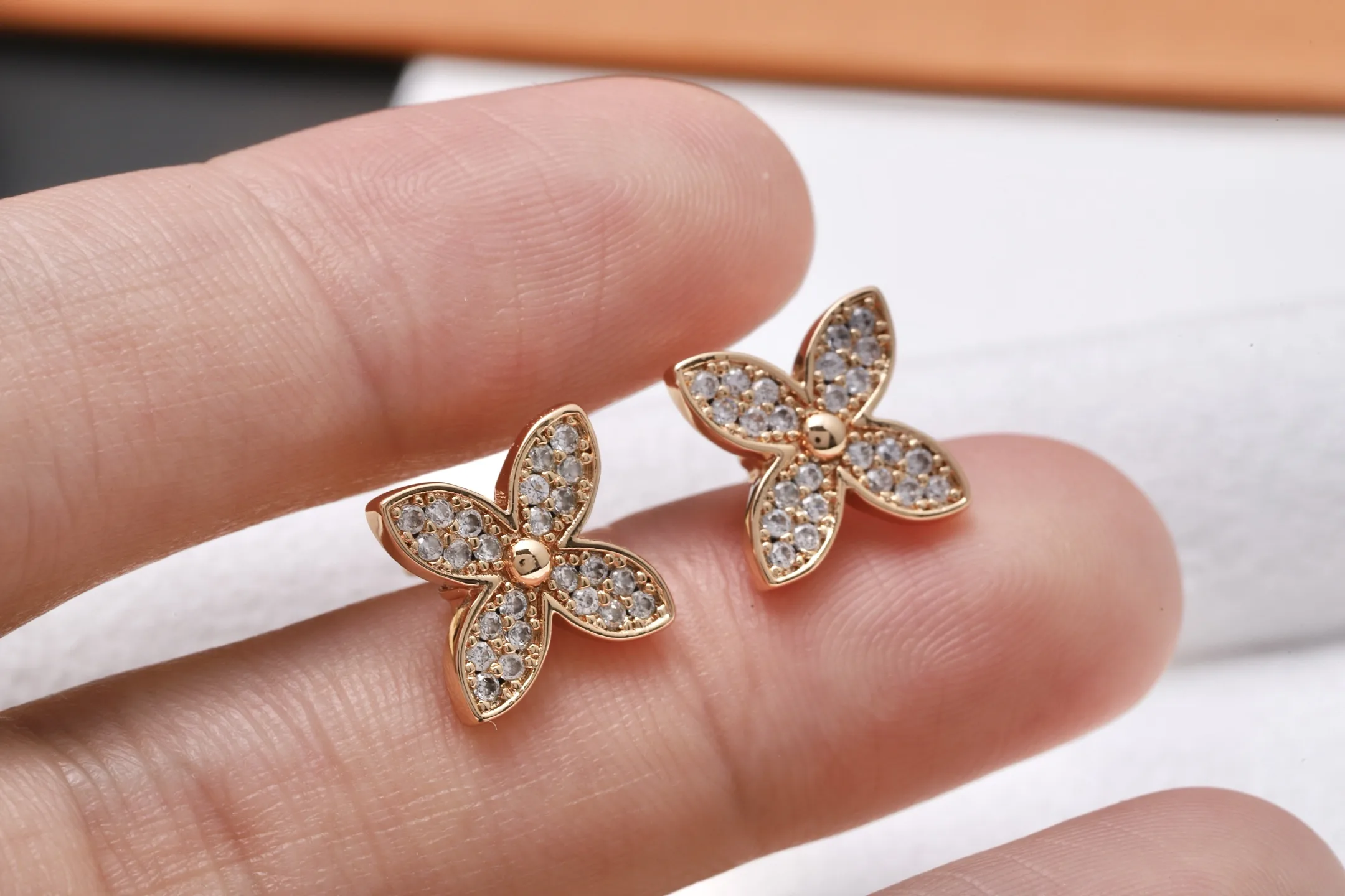 Clover Pavé Crystal Stud Earrings D10516806 — view 5