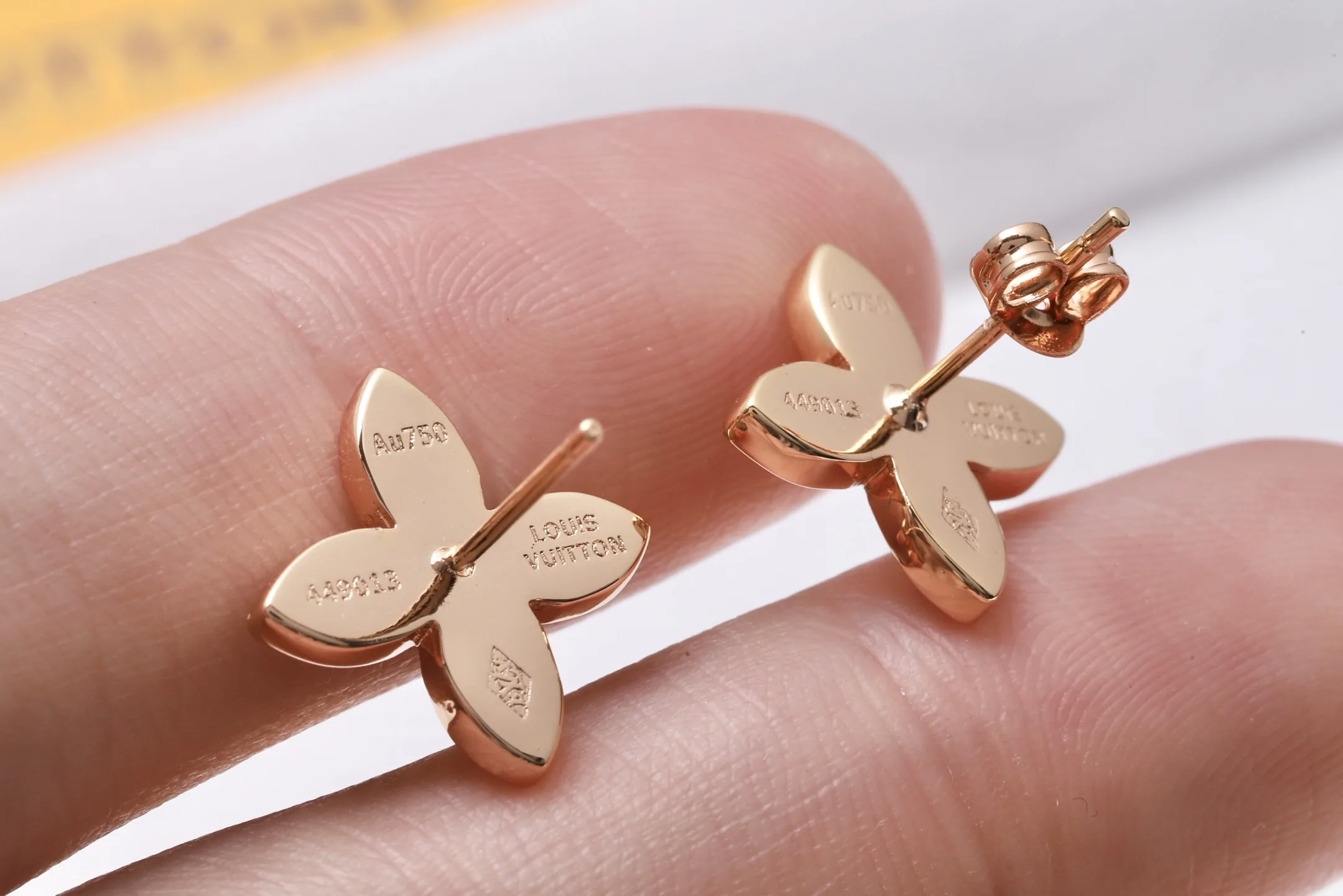 Clover Pavé Crystal Stud Earrings D10516806 — view 6