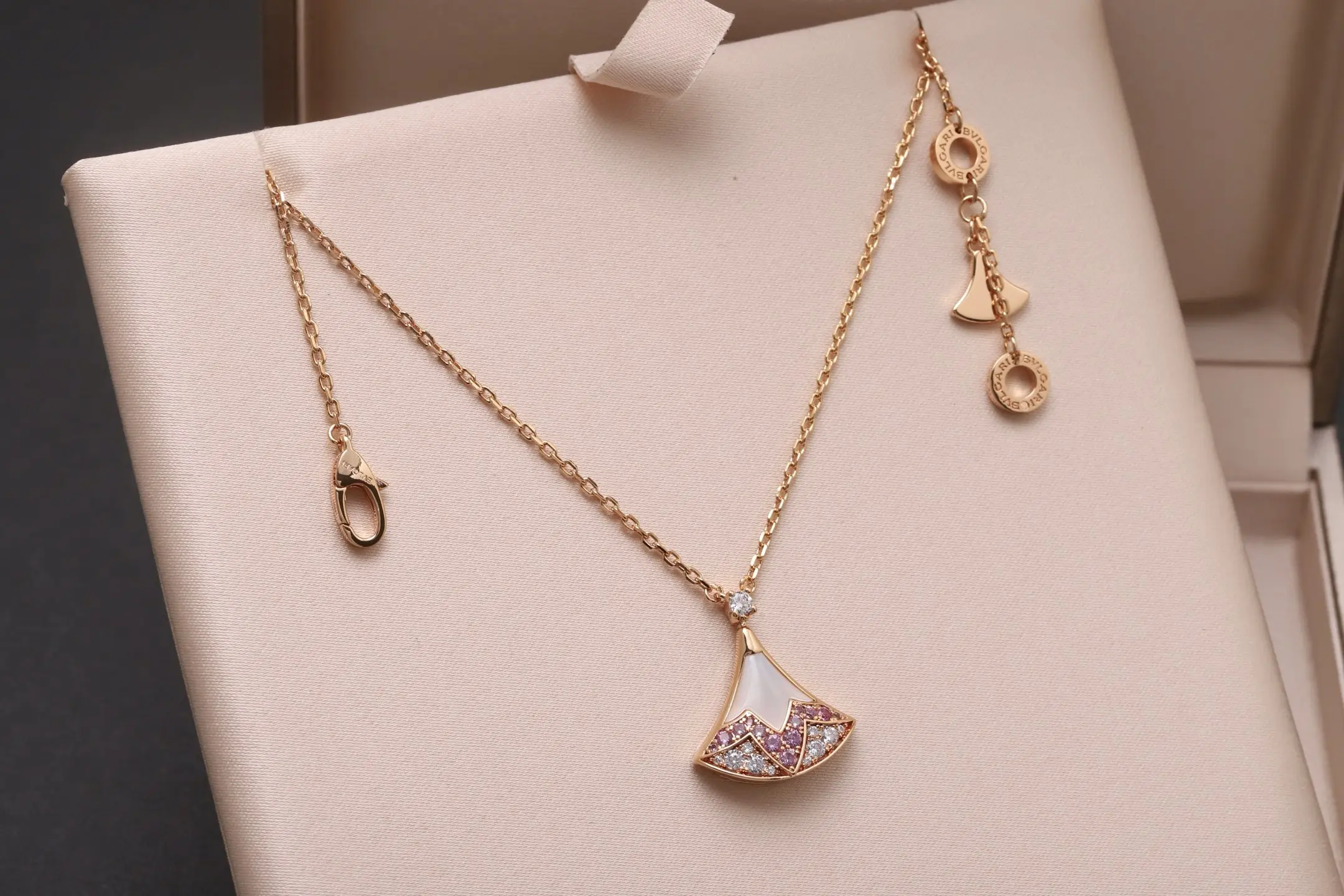Divas' Dream Qixi Limited Edition Pendant Necklace D24016973 — view 3
