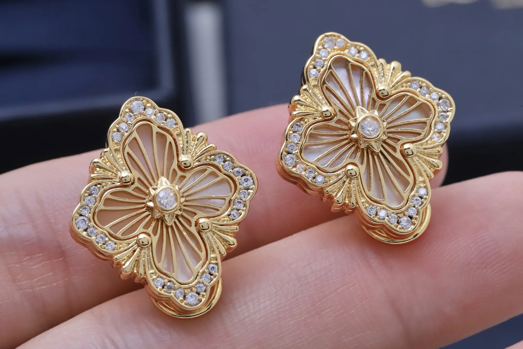 Opera Mother-of-Pearl Earrings (Gold-Plated Brass) D13517616 — view 5