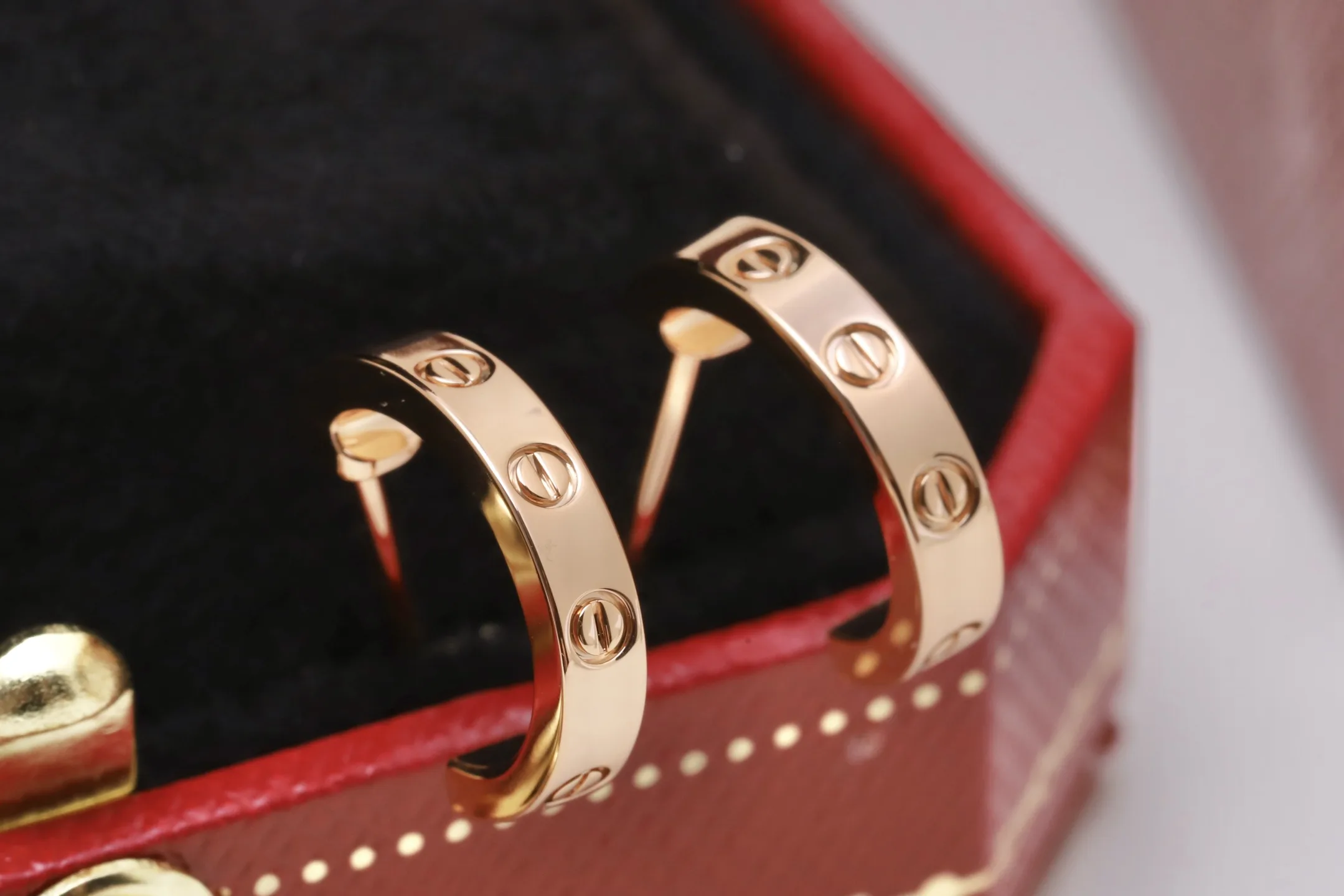 Love Screw Motif Hoop Earrings D15516877 — view 3