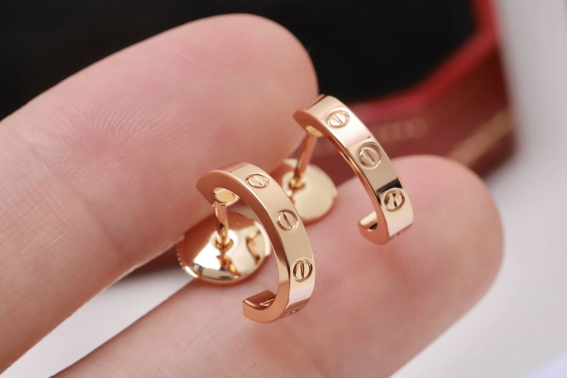Love Screw Motif Hoop Earrings D15516877 — view 5