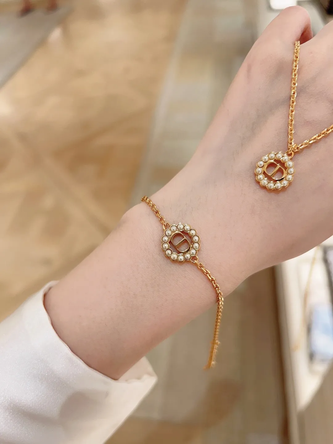 CD Logo Pearl-Embellished Chain Bracelet D13517211 — view 9