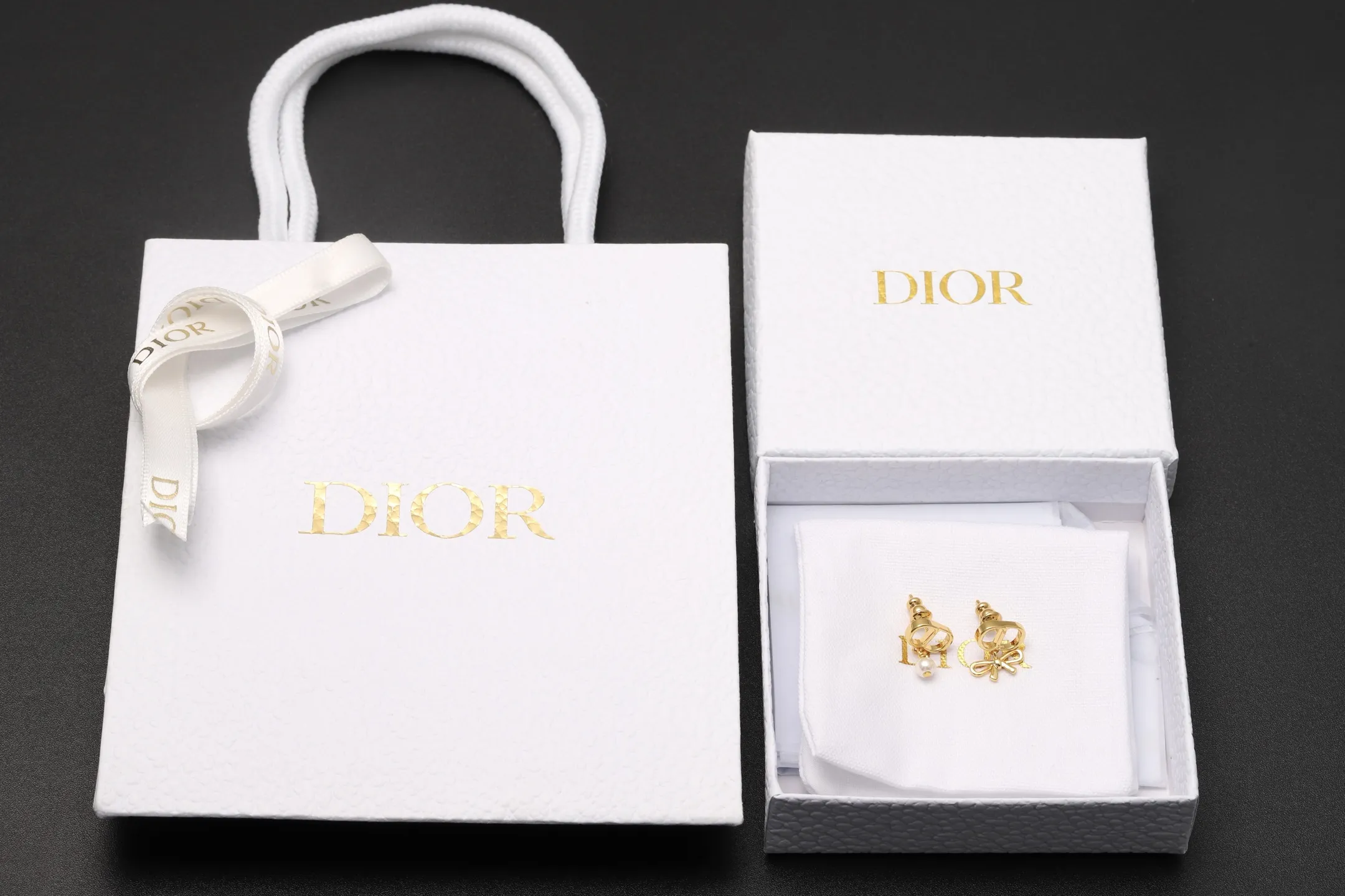 Asymmetric CD Logo Bow and Pearl Earrings D11516580 — view 2