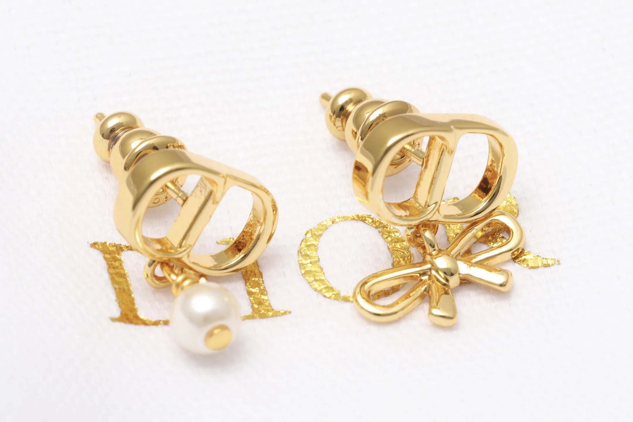 Asymmetric CD Logo Bow and Pearl Earrings D11516580 — view 3