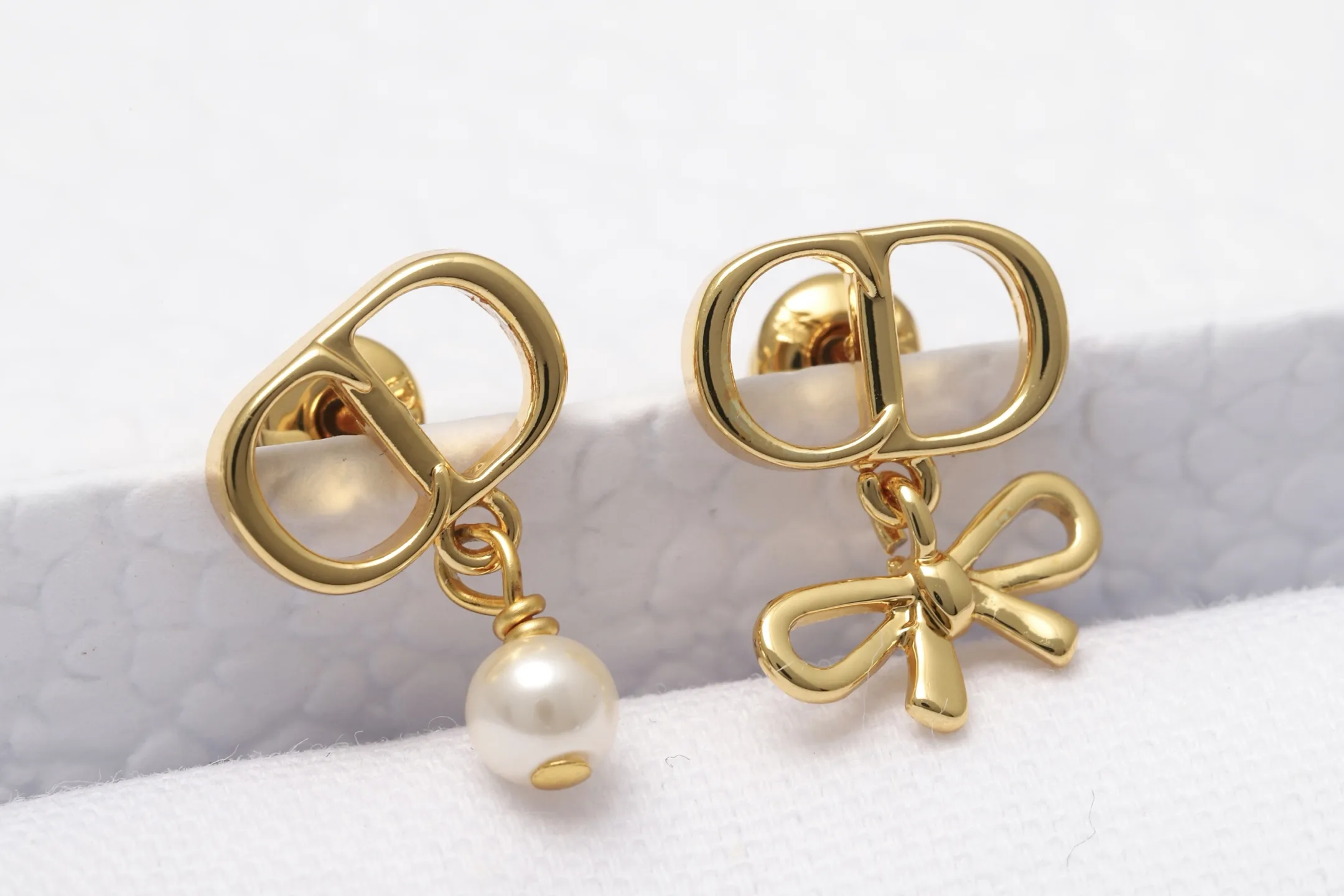 Asymmetric CD Logo Bow and Pearl Earrings D11516580 — view 4