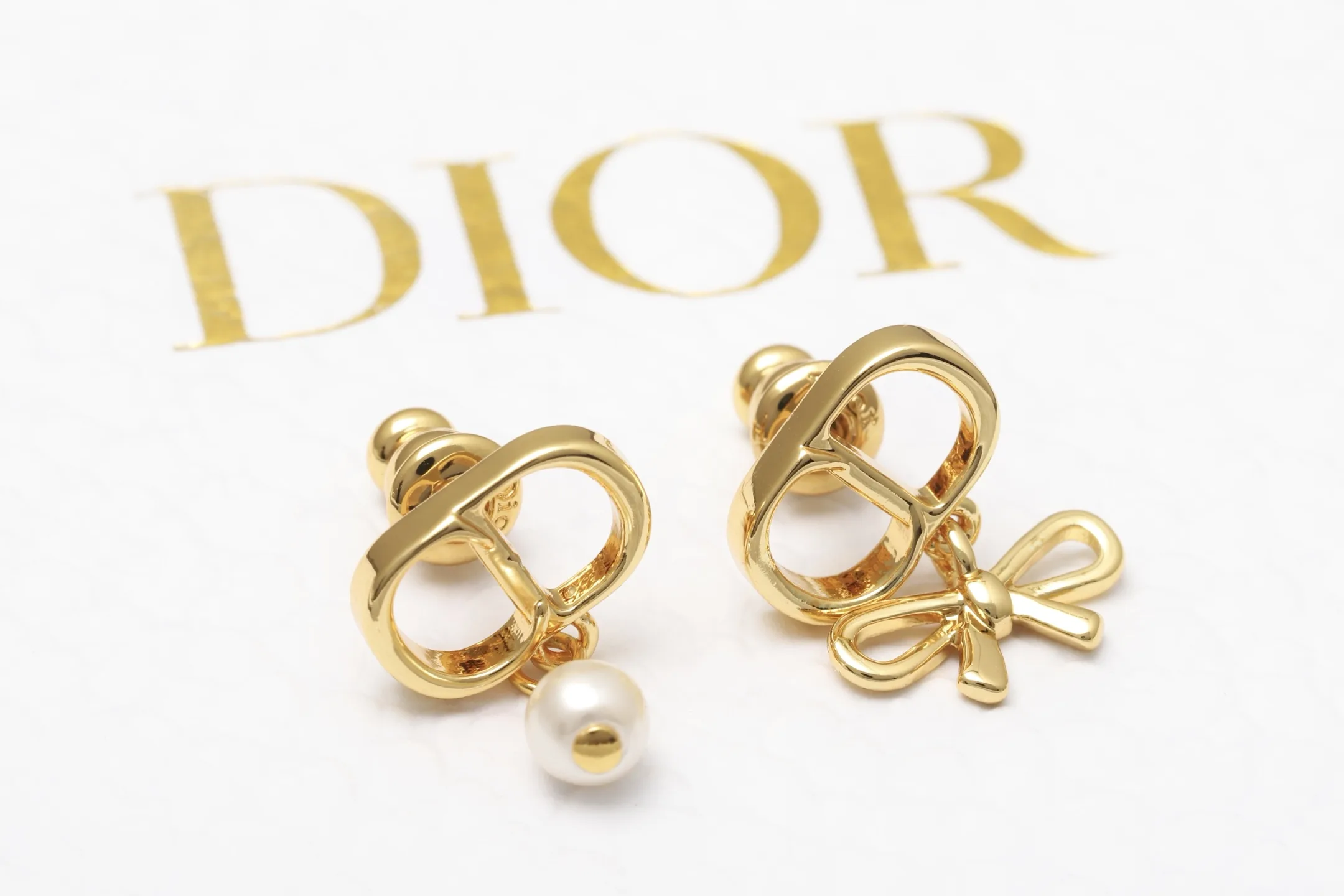 Asymmetric CD Logo Bow and Pearl Earrings D11516580 — view 5
