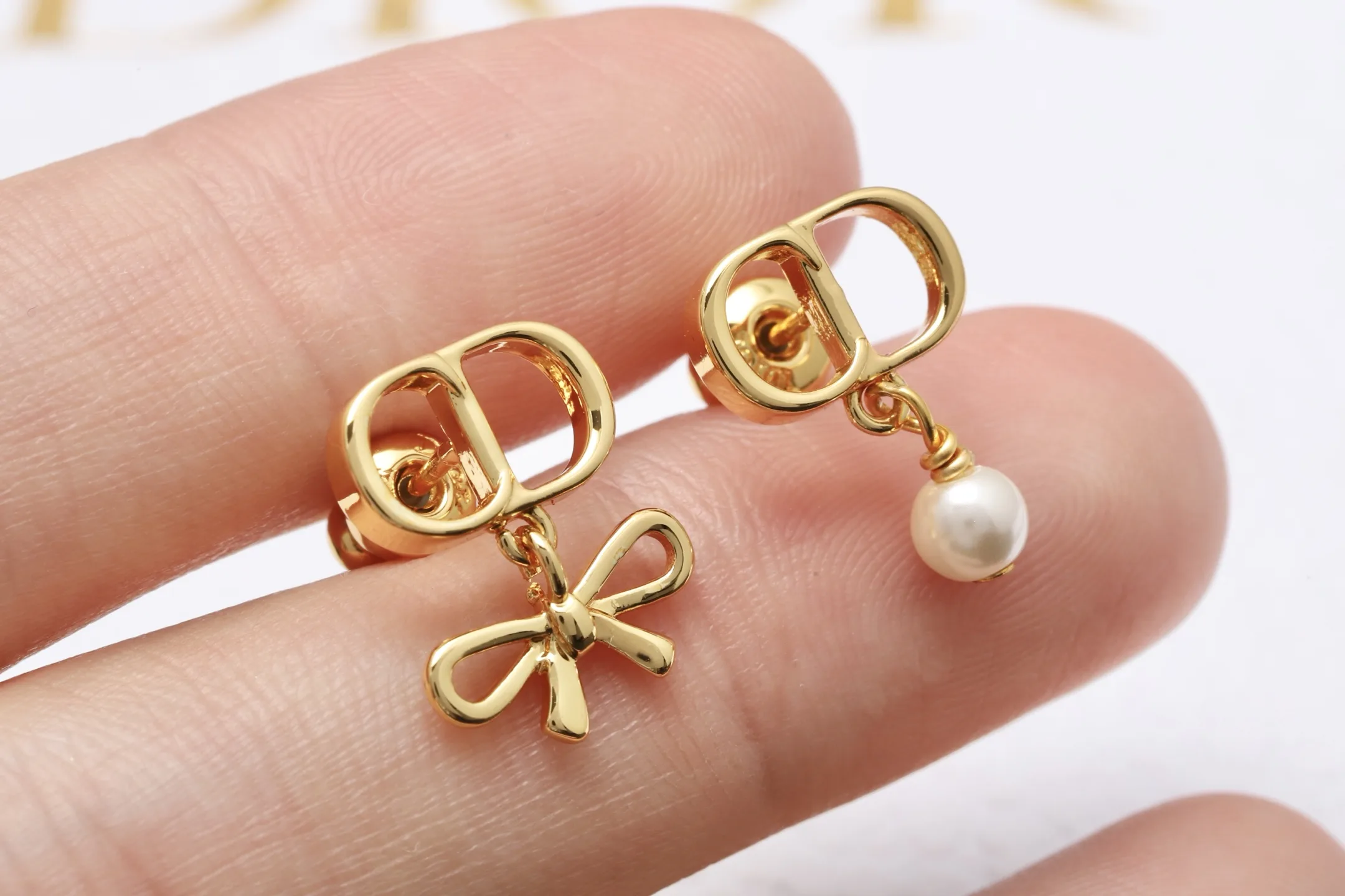 Asymmetric CD Logo Bow and Pearl Earrings D11516580 — view 7