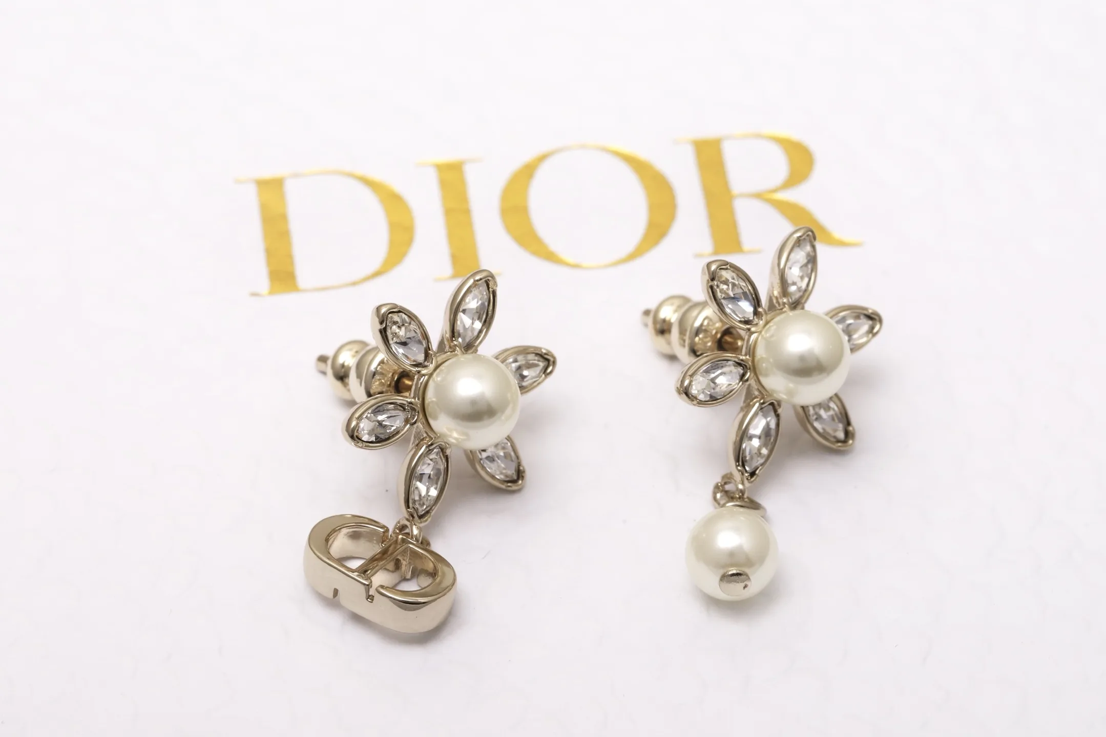 Chardons Asymmetric Floral Pearl Drop Earrings D14017483 — view 6