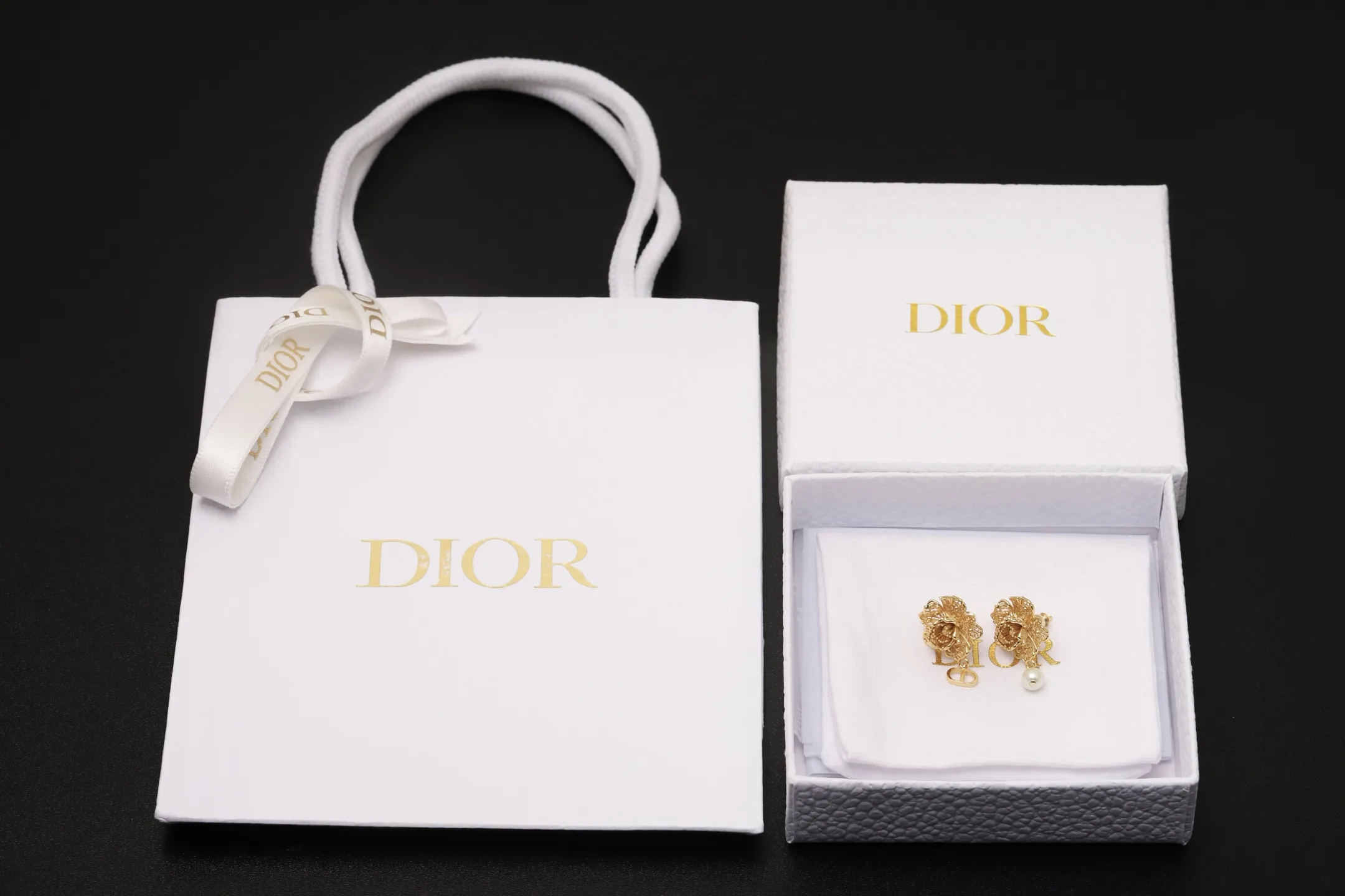 Chardons Floral Asymmetric Pearl Earrings D14017481 — view 2