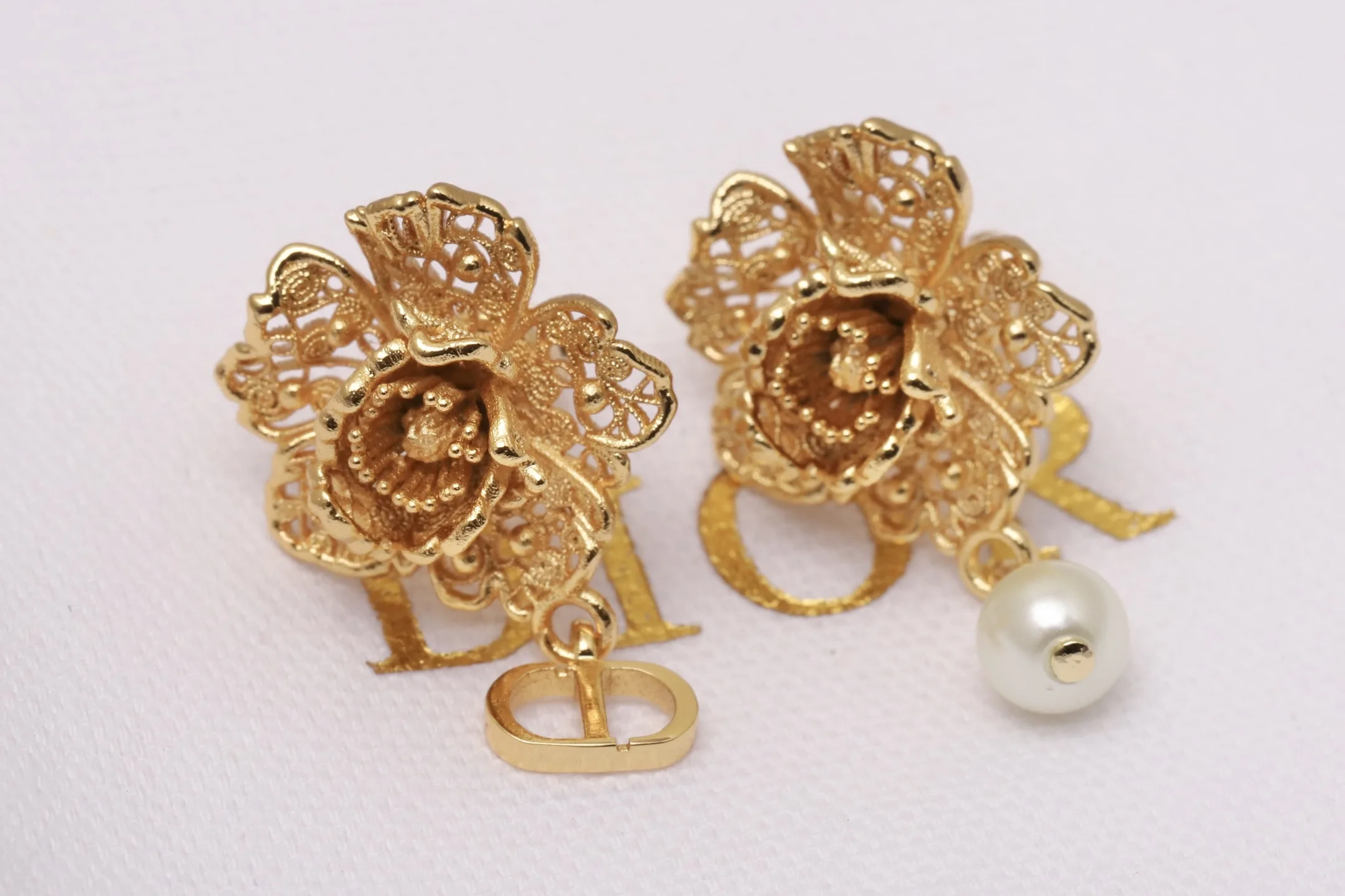 Chardons Floral Asymmetric Pearl Earrings D14017481 — view 3