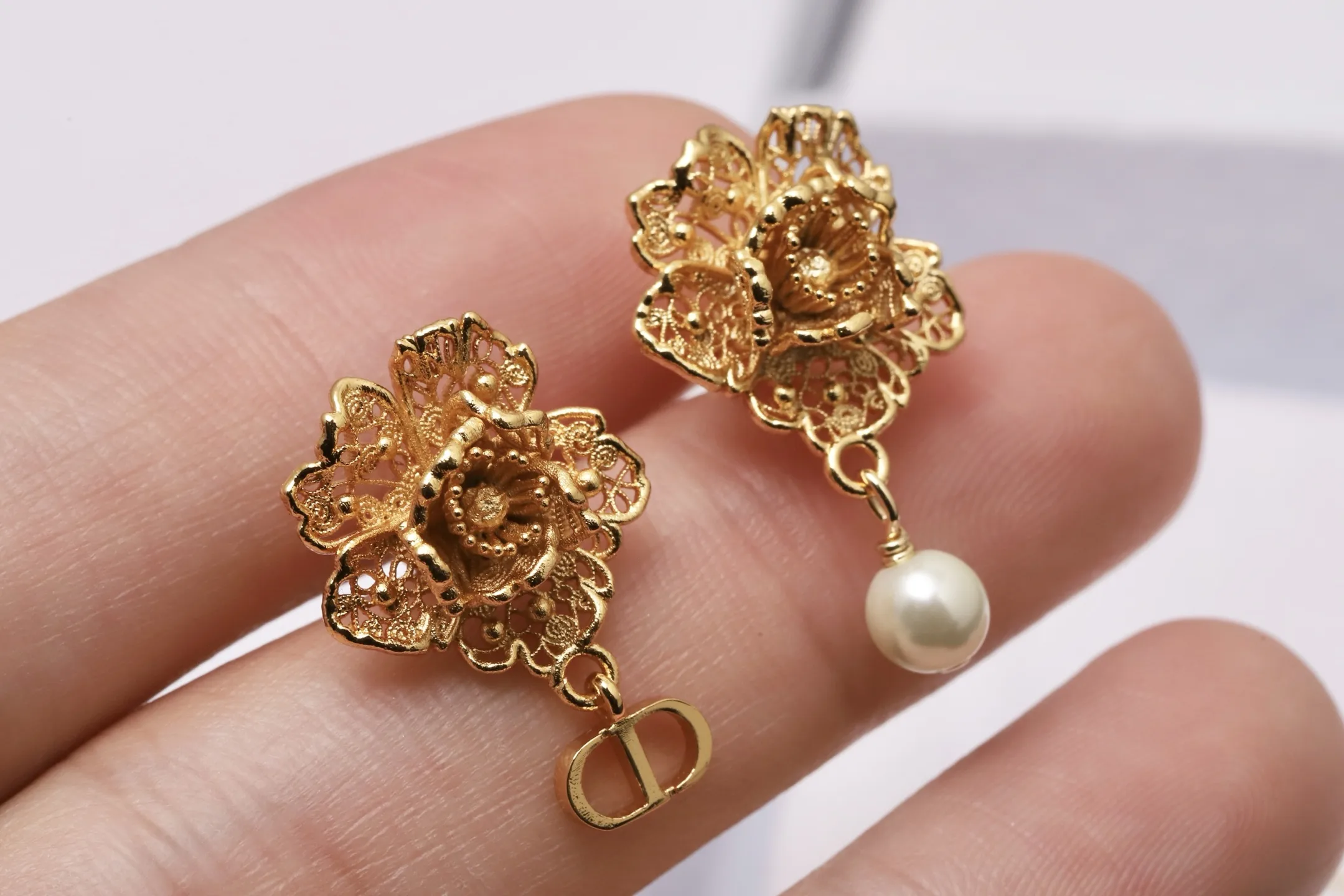 Chardons Floral Asymmetric Pearl Earrings D14017481 — view 4