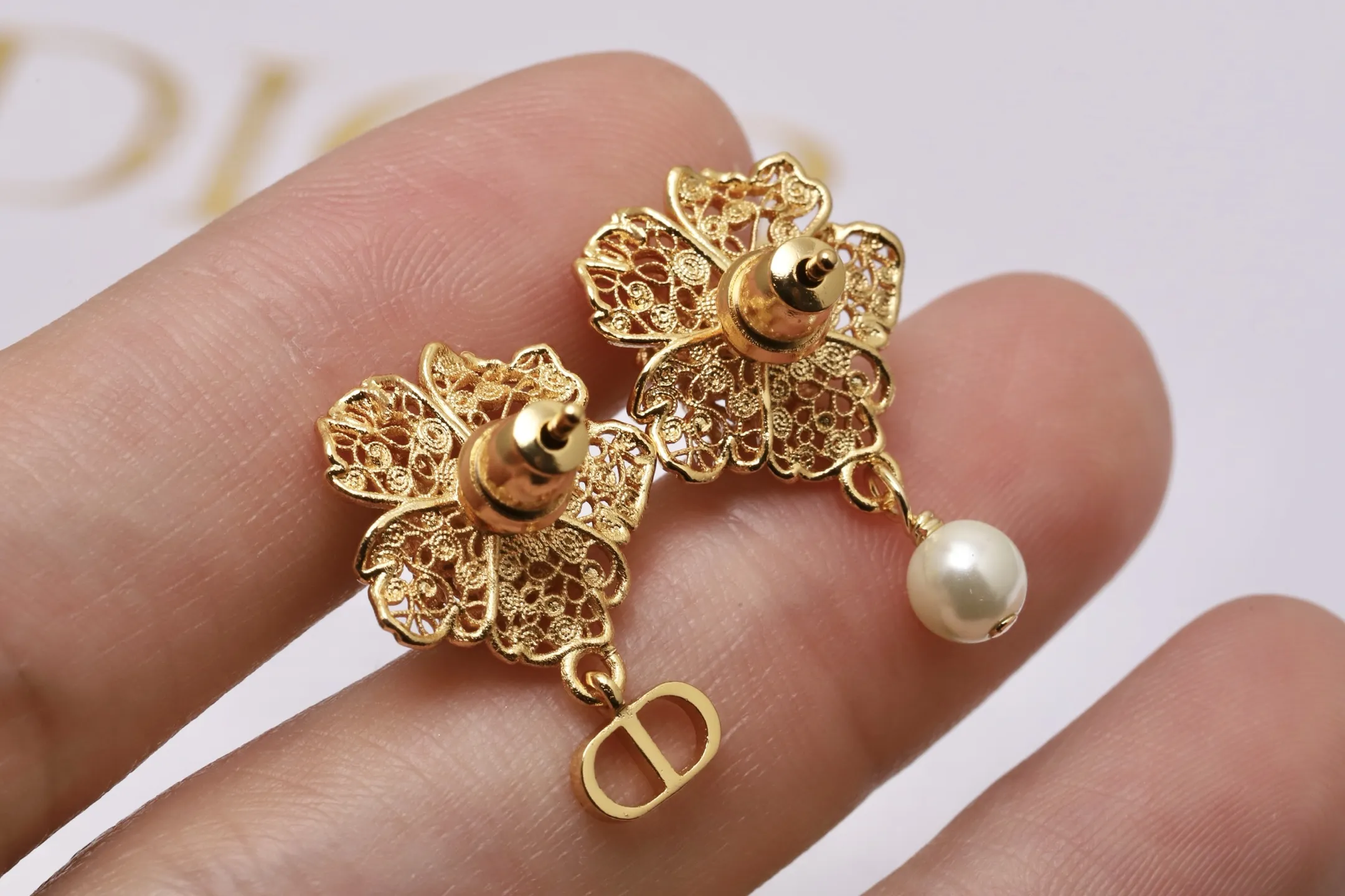 Chardons Floral Asymmetric Pearl Earrings D14017481 — view 5