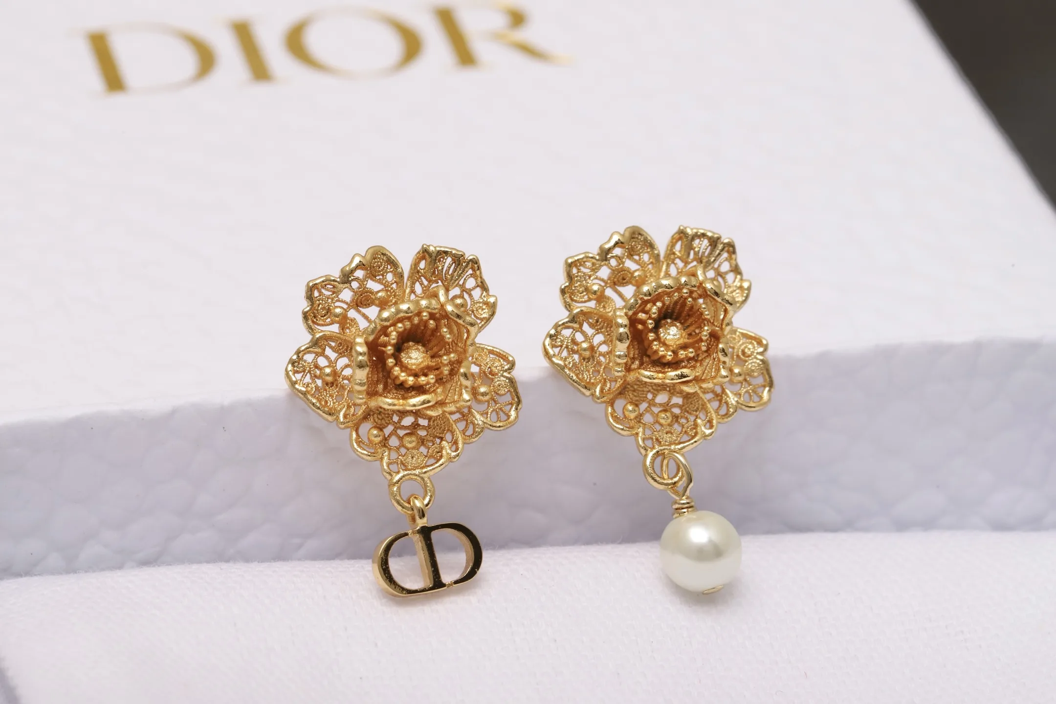 Chardons Floral Asymmetric Pearl Earrings D14017481 — view 6