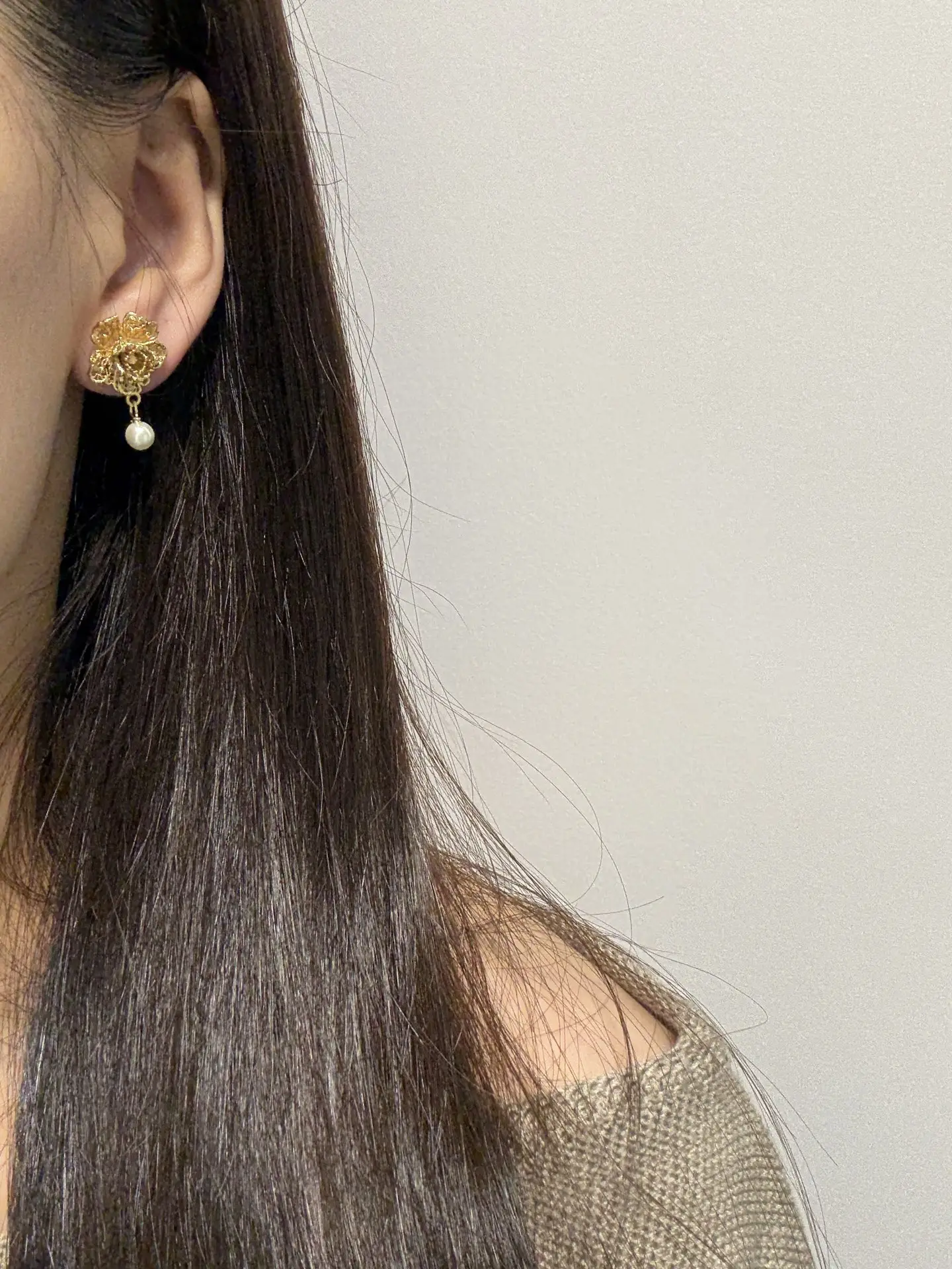 Chardons Floral Asymmetric Pearl Earrings D14017481 — view 8