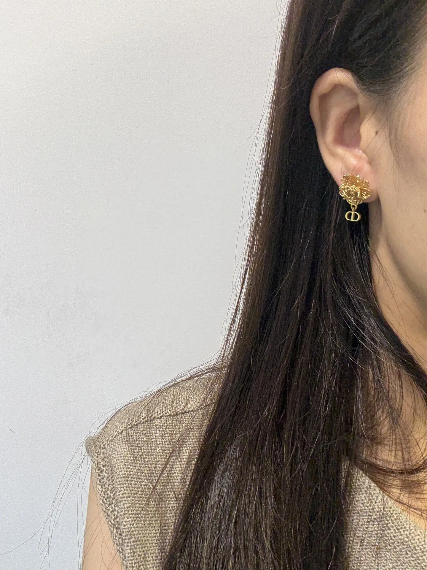 Chardons Floral Asymmetric Pearl Earrings D14017481 — view 9