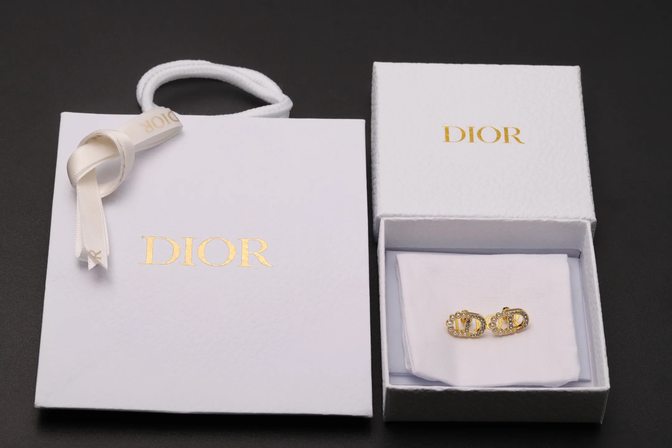 CD Logo Crystal and Resin Pearl Stud Earrings D13517196 — view 2