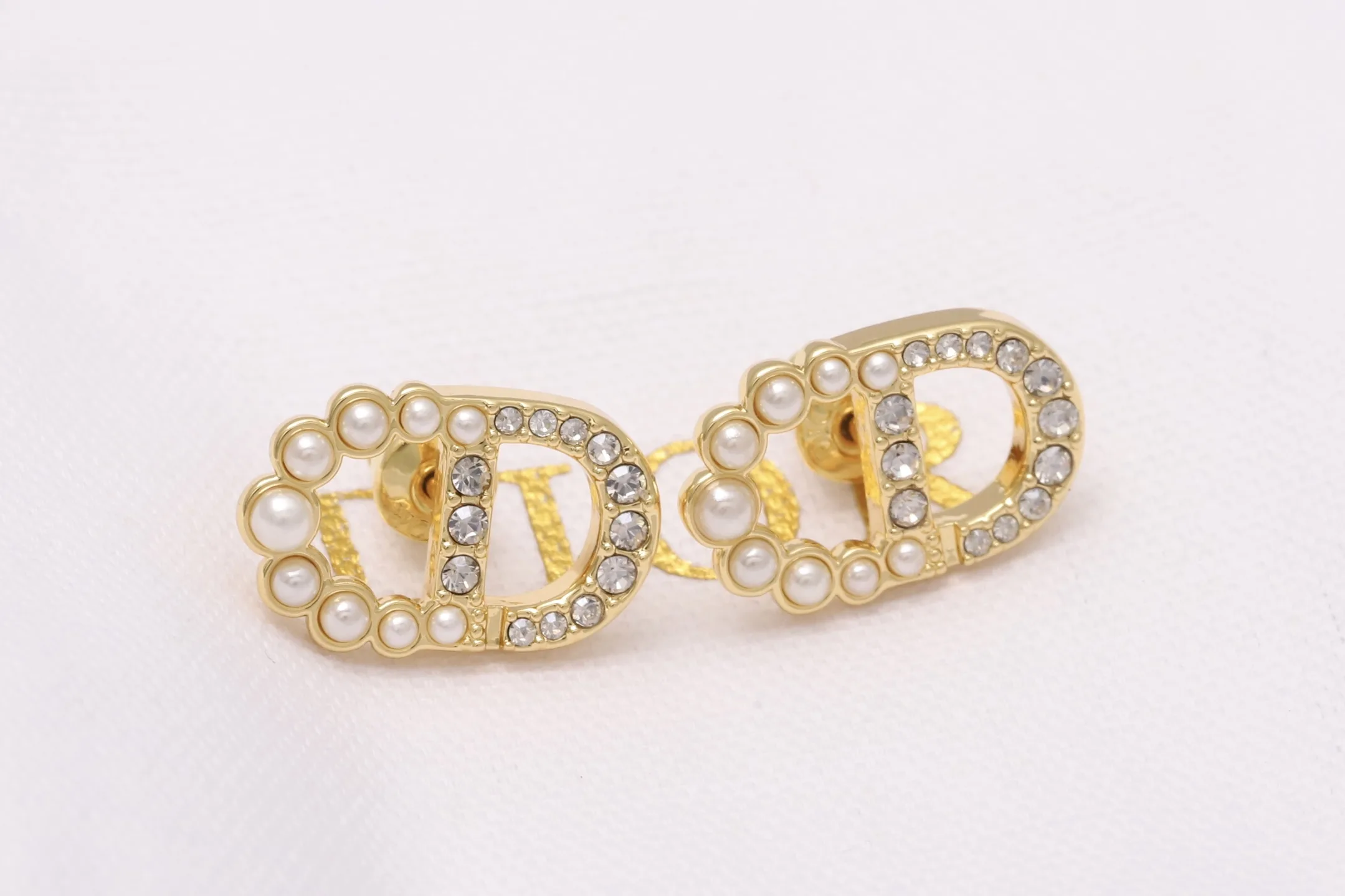 CD Logo Crystal and Resin Pearl Stud Earrings D13517196 — view 3