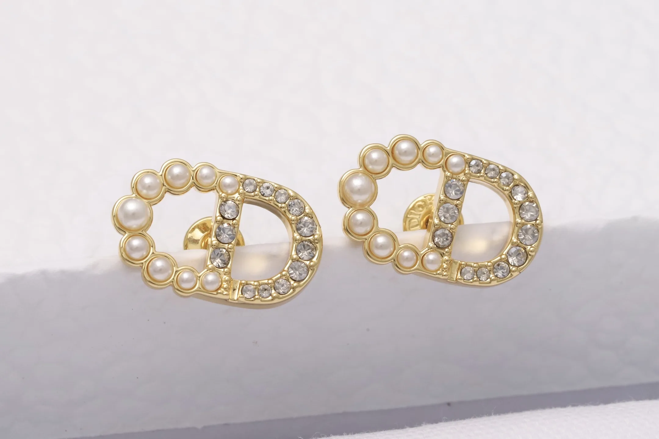 CD Logo Crystal and Resin Pearl Stud Earrings D13517196 — view 4