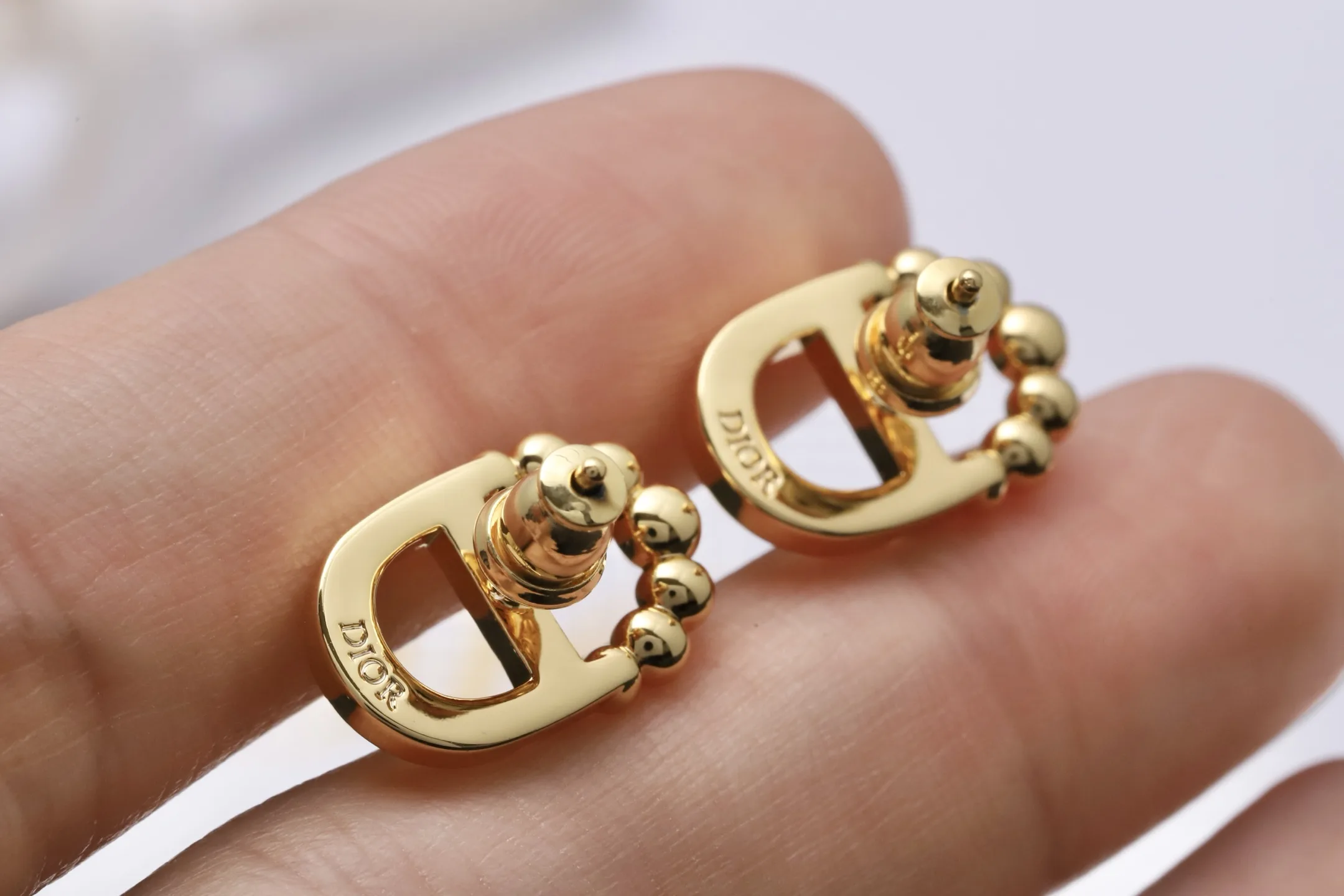 CD Logo Crystal and Resin Pearl Stud Earrings D13517196 — view 6