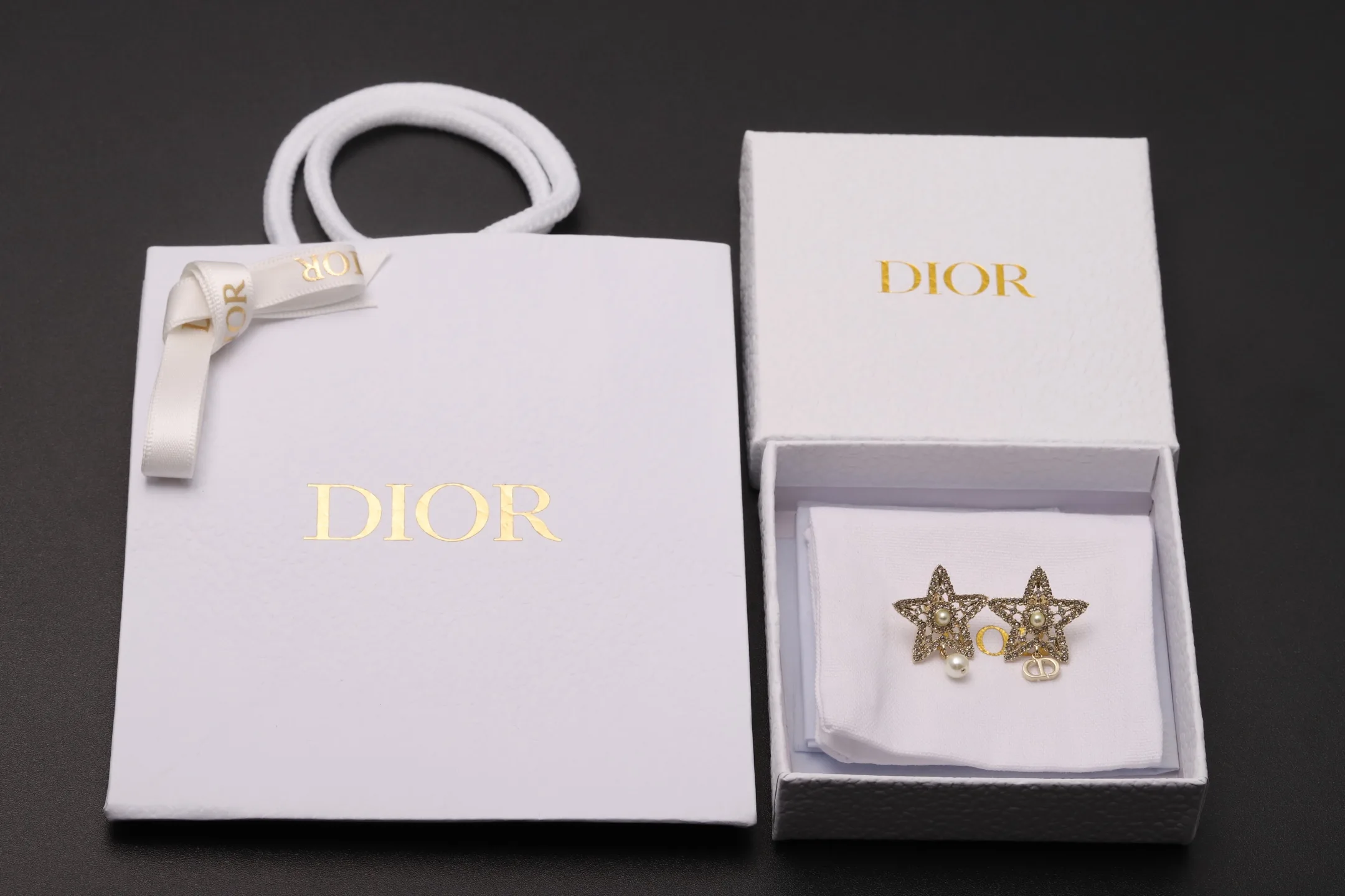 CD Star and Resin Pearl Asymmetric Stud Earrings D14017184 — view 2