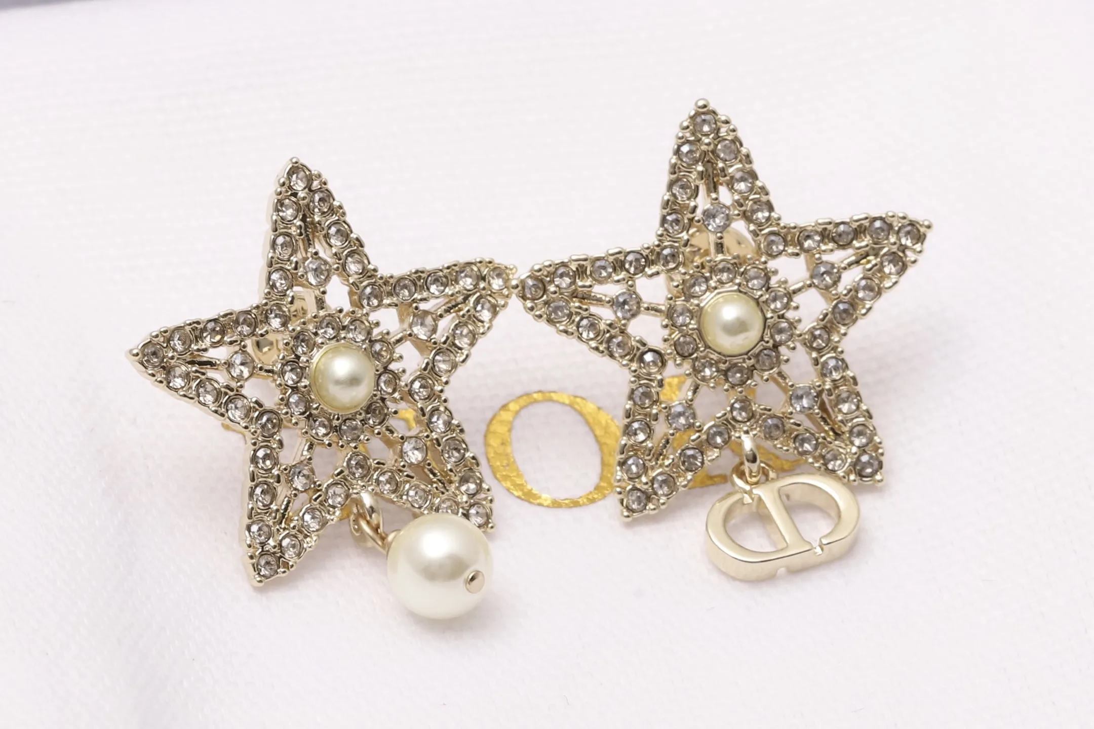 CD Star and Resin Pearl Asymmetric Stud Earrings D14017184 — view 3