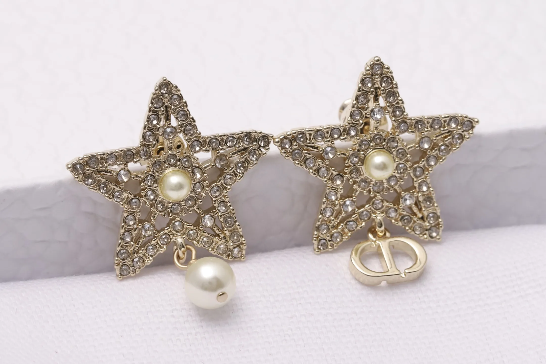 CD Star and Resin Pearl Asymmetric Stud Earrings D14017184 — view 4