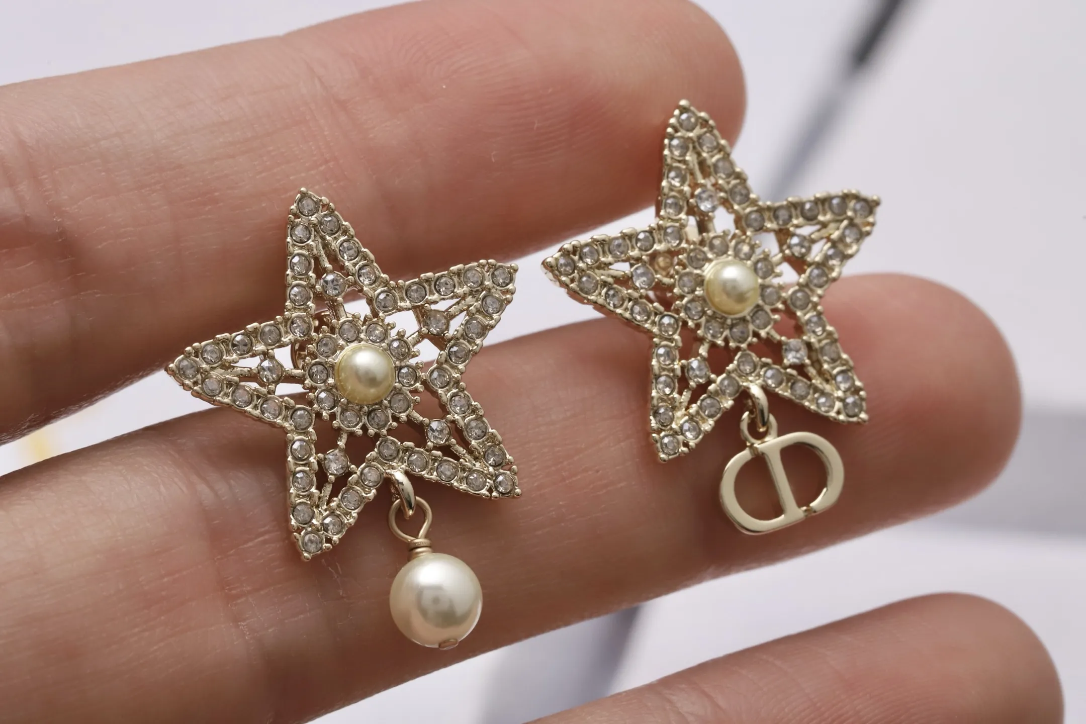 CD Star and Resin Pearl Asymmetric Stud Earrings D14017184 — view 5