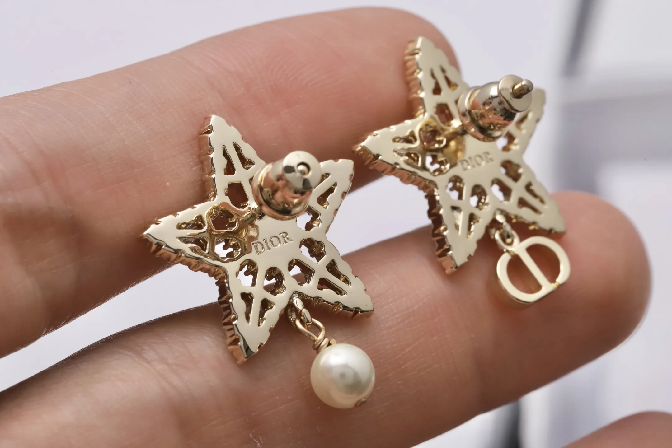 CD Star and Resin Pearl Asymmetric Stud Earrings D14017184 — view 6