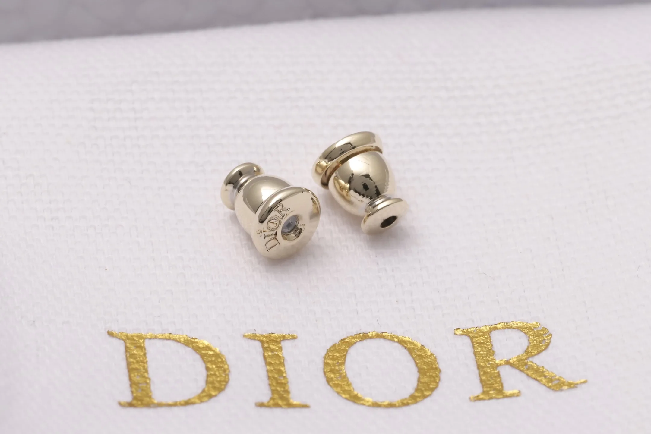 CD Star and Resin Pearl Asymmetric Stud Earrings D14017184 — view 7