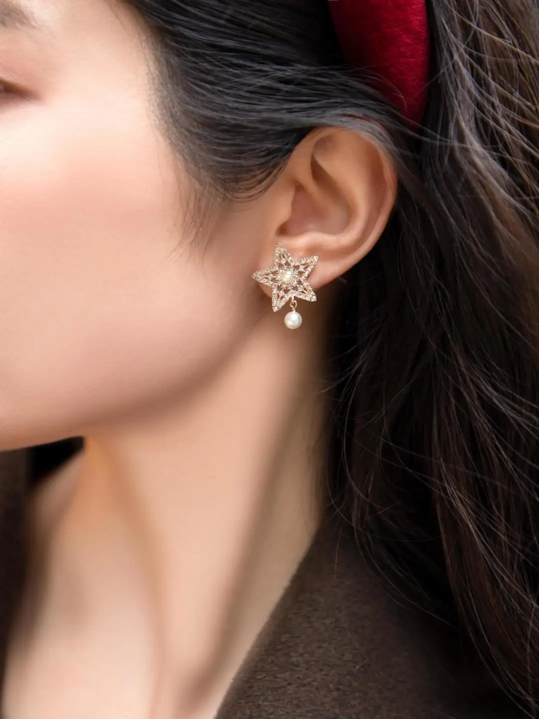 CD Star and Resin Pearl Asymmetric Stud Earrings D14017184 — view 8
