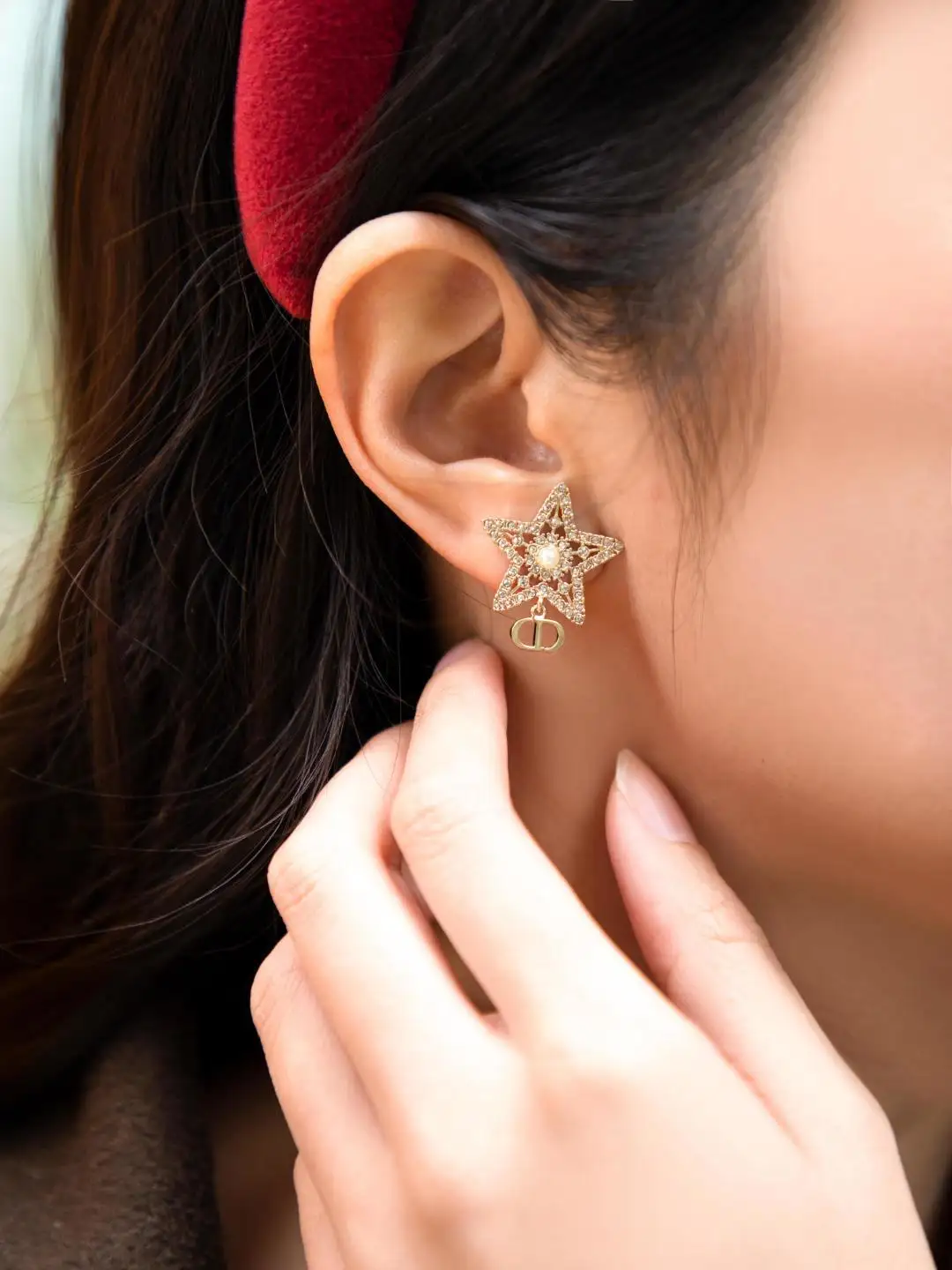 CD Star and Resin Pearl Asymmetric Stud Earrings D14017184 — view 9
