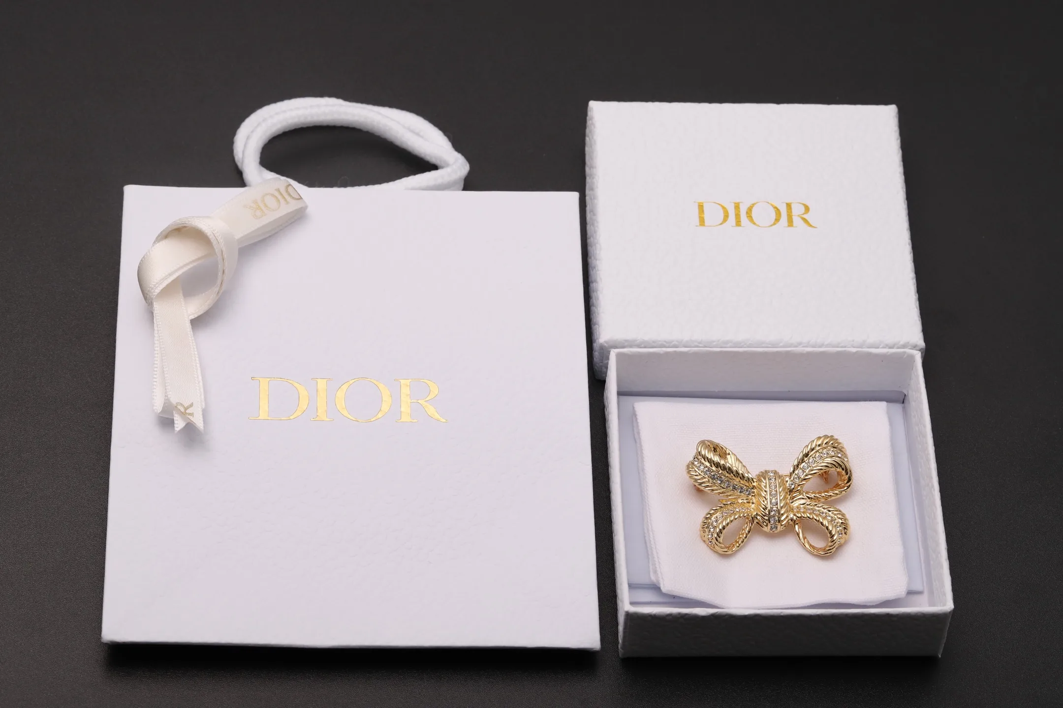 Vintage Crystal-Embellished Bow Brooch D14517197 — view 2