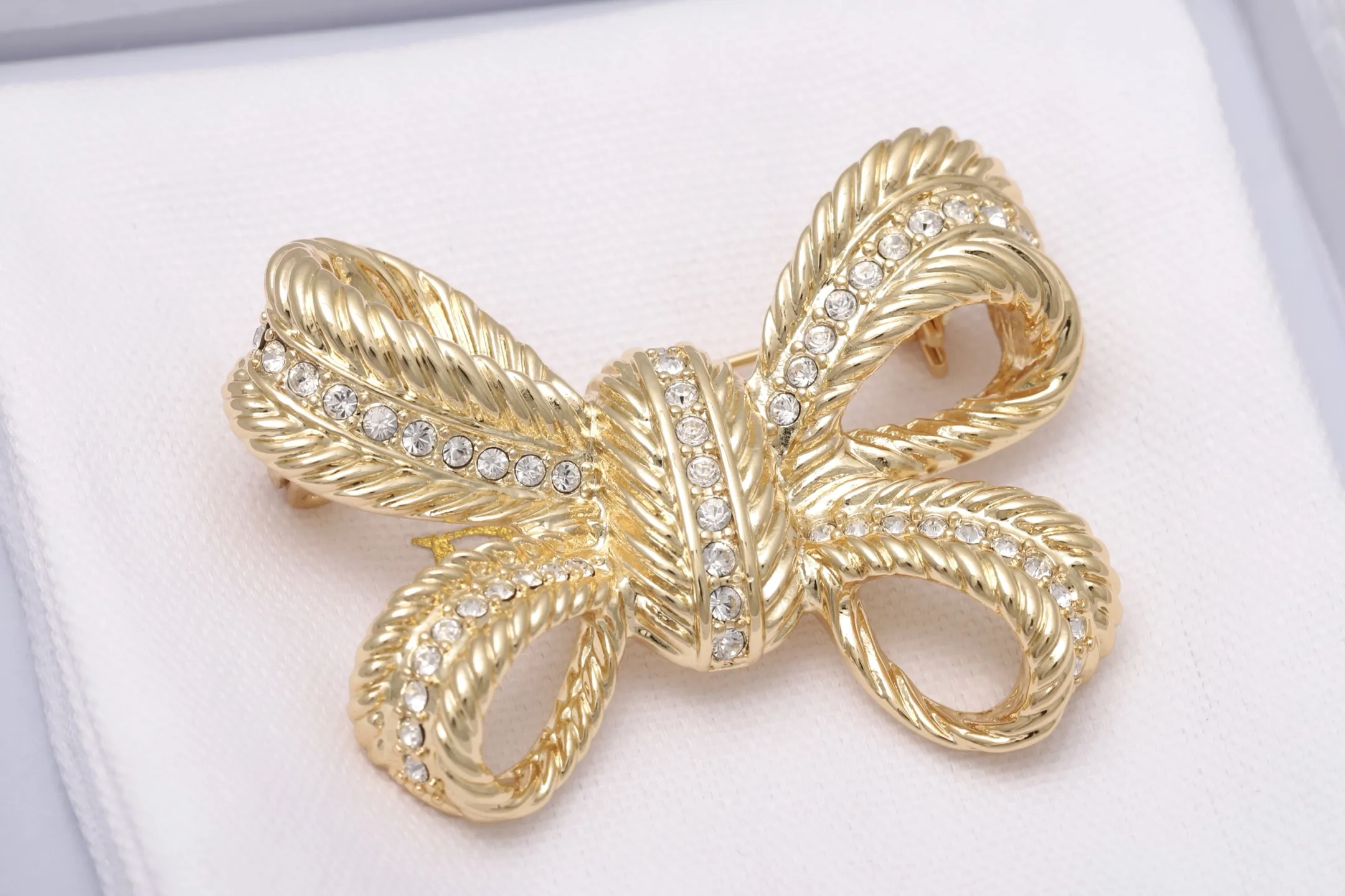 Vintage Crystal-Embellished Bow Brooch D14517197 — view 3