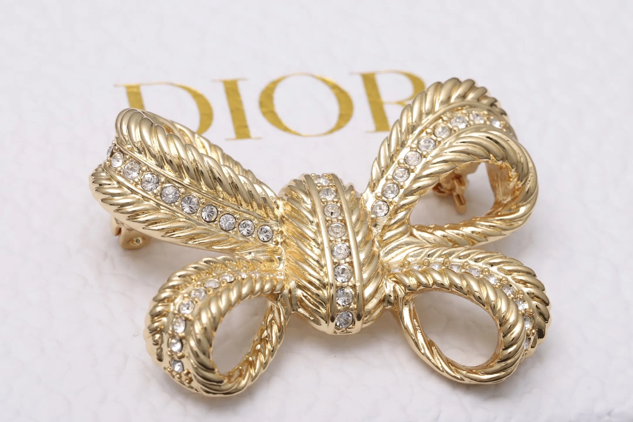 Vintage Crystal-Embellished Bow Brooch D14517197 — view 4