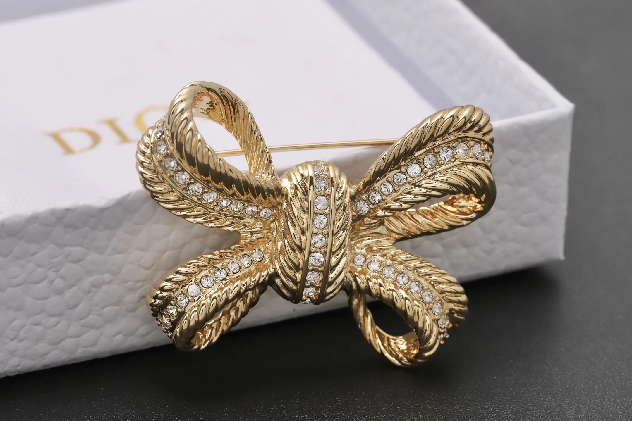 Vintage Crystal-Embellished Bow Brooch D14517197 — view 5