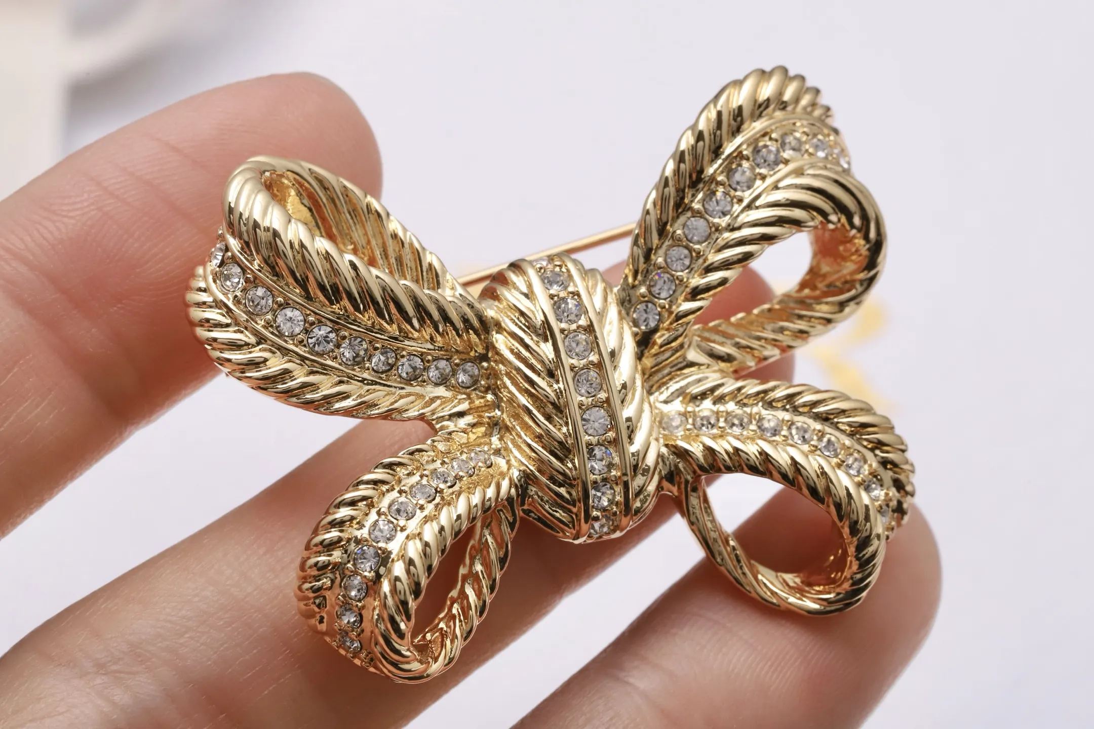 Vintage Crystal-Embellished Bow Brooch D14517197 — view 6