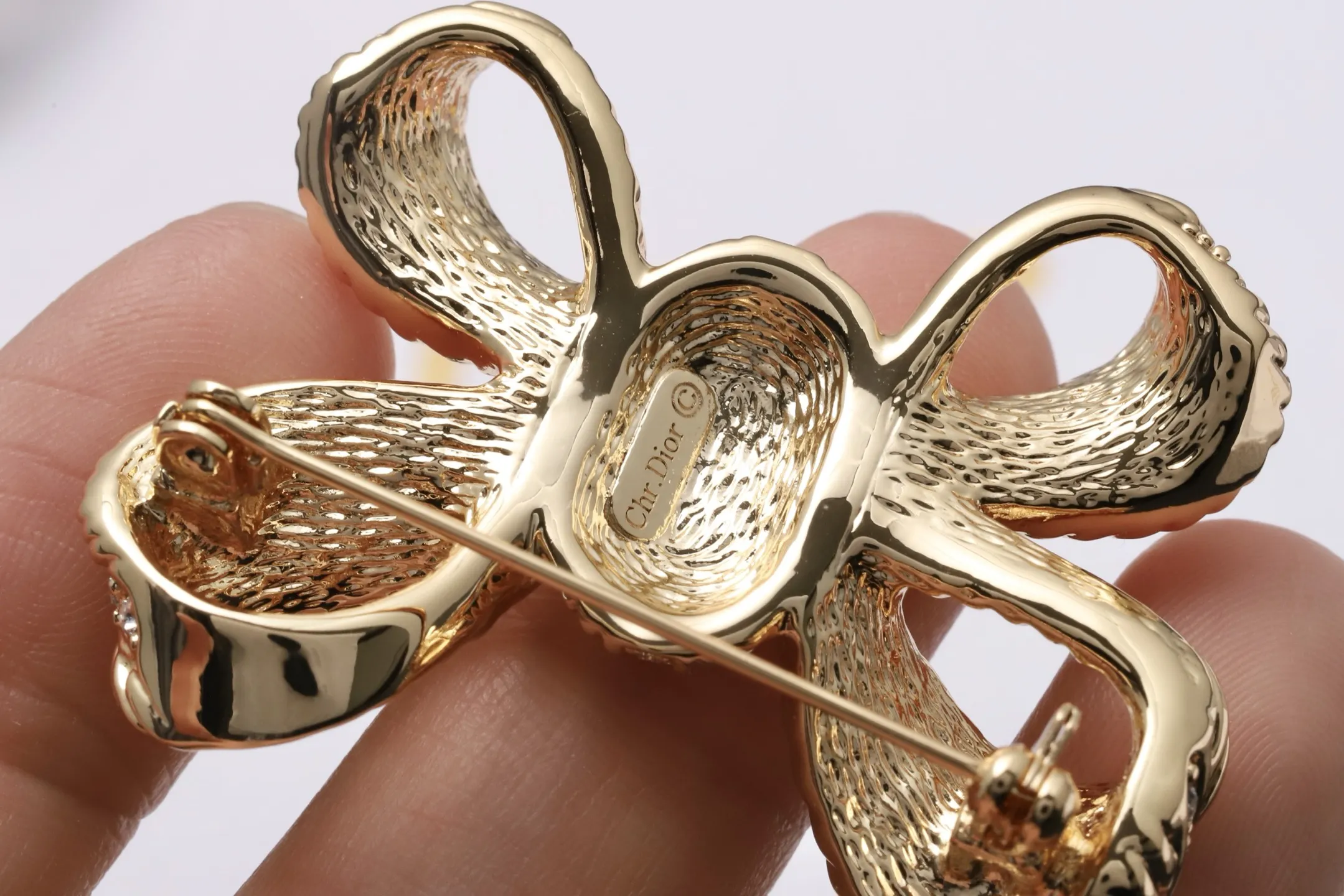 Vintage Crystal-Embellished Bow Brooch D14517197 — view 7