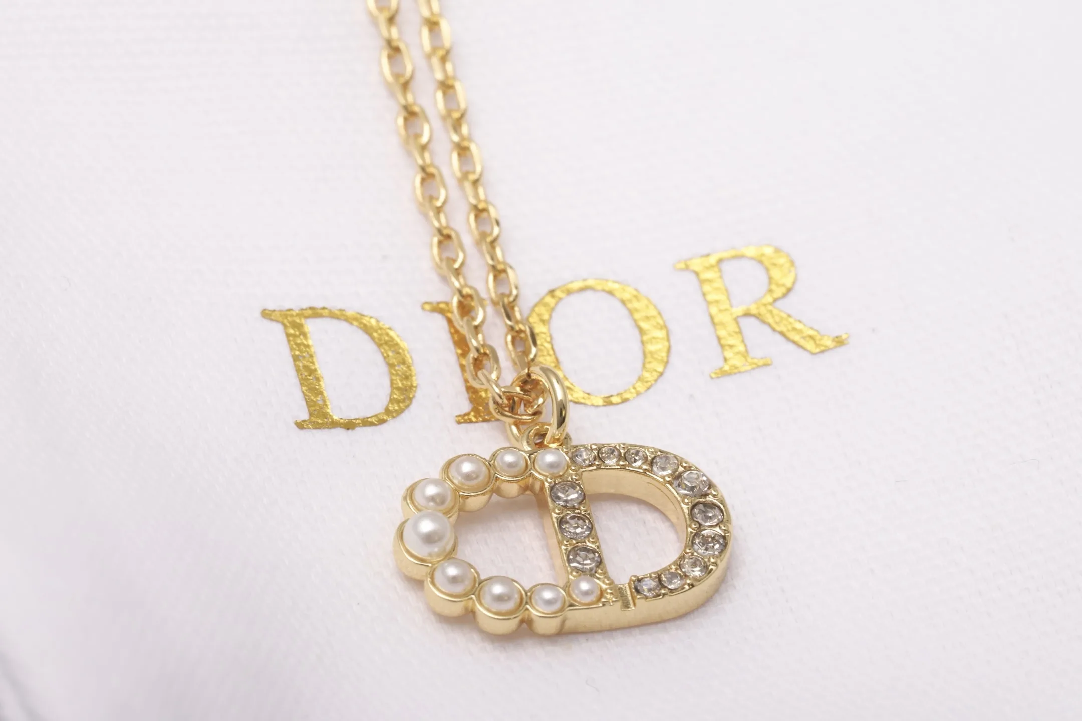CD Logo Crystal and Resin Pearl Necklace D14017217 — view 3