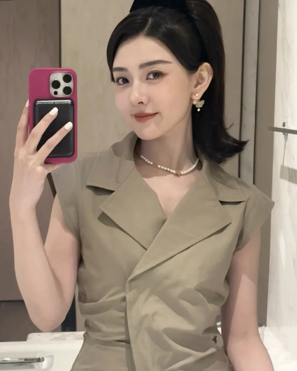 Star and CD Logo Resin Pearl Necklace D15017509 — view 8