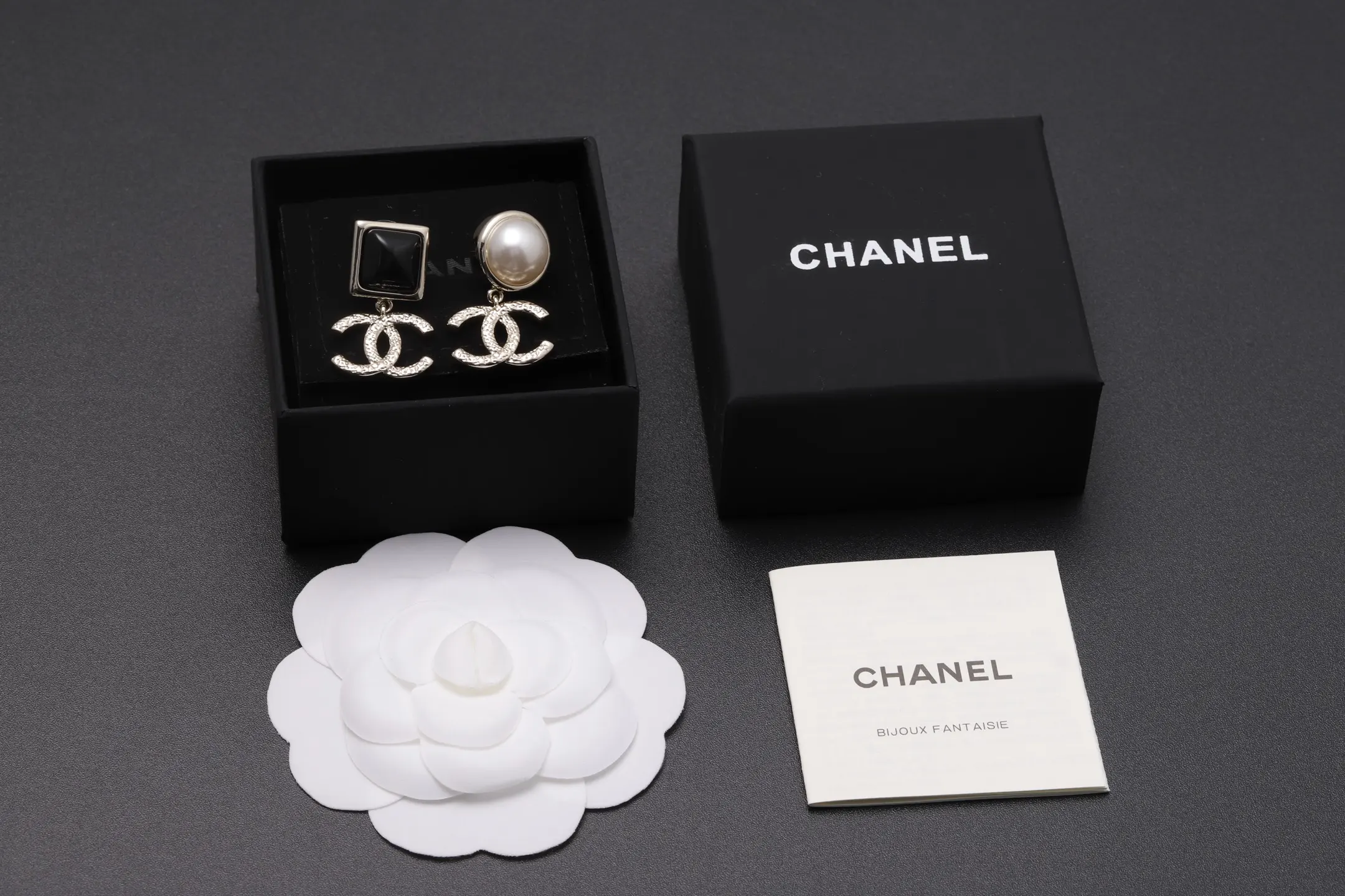 Asymmetric Double C Drop Earrings with Resin and Pearl D13517059 — view 2