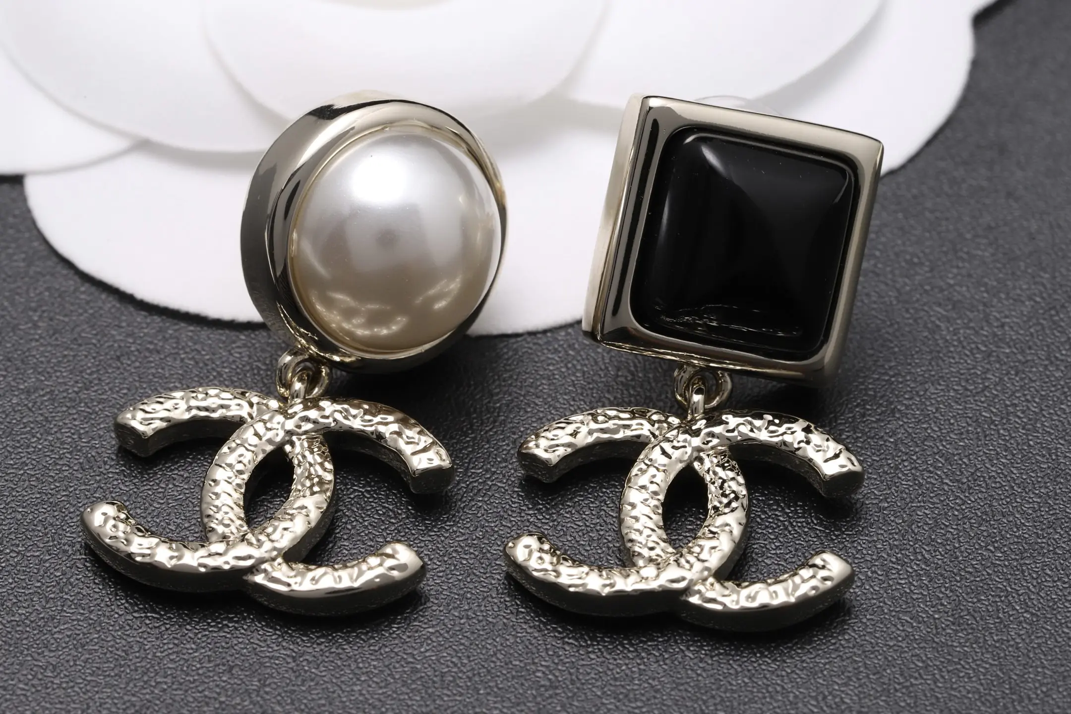 Asymmetric Double C Drop Earrings with Resin and Pearl D13517059 — view 3