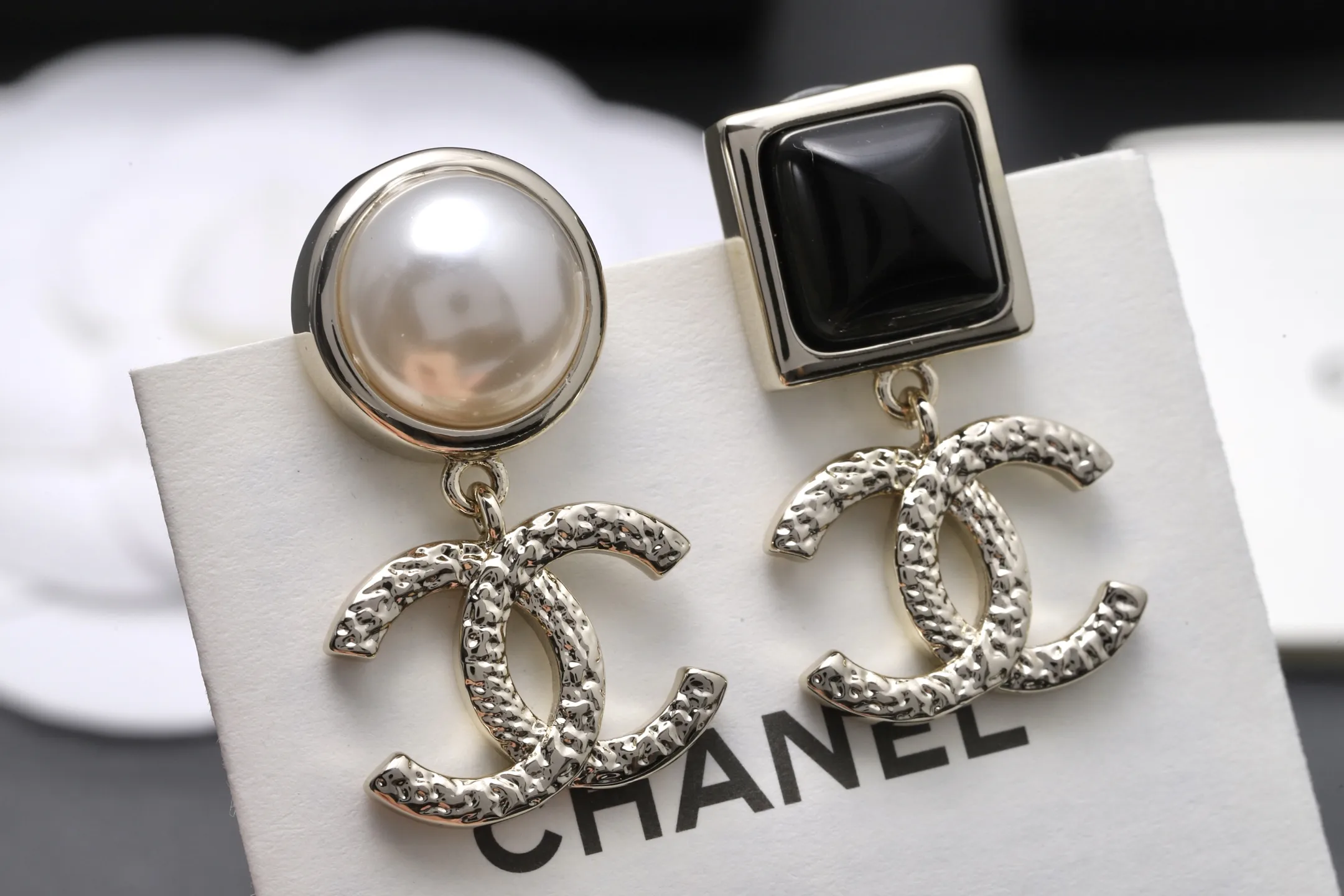 Asymmetric Double C Drop Earrings with Resin and Pearl D13517059 — view 4