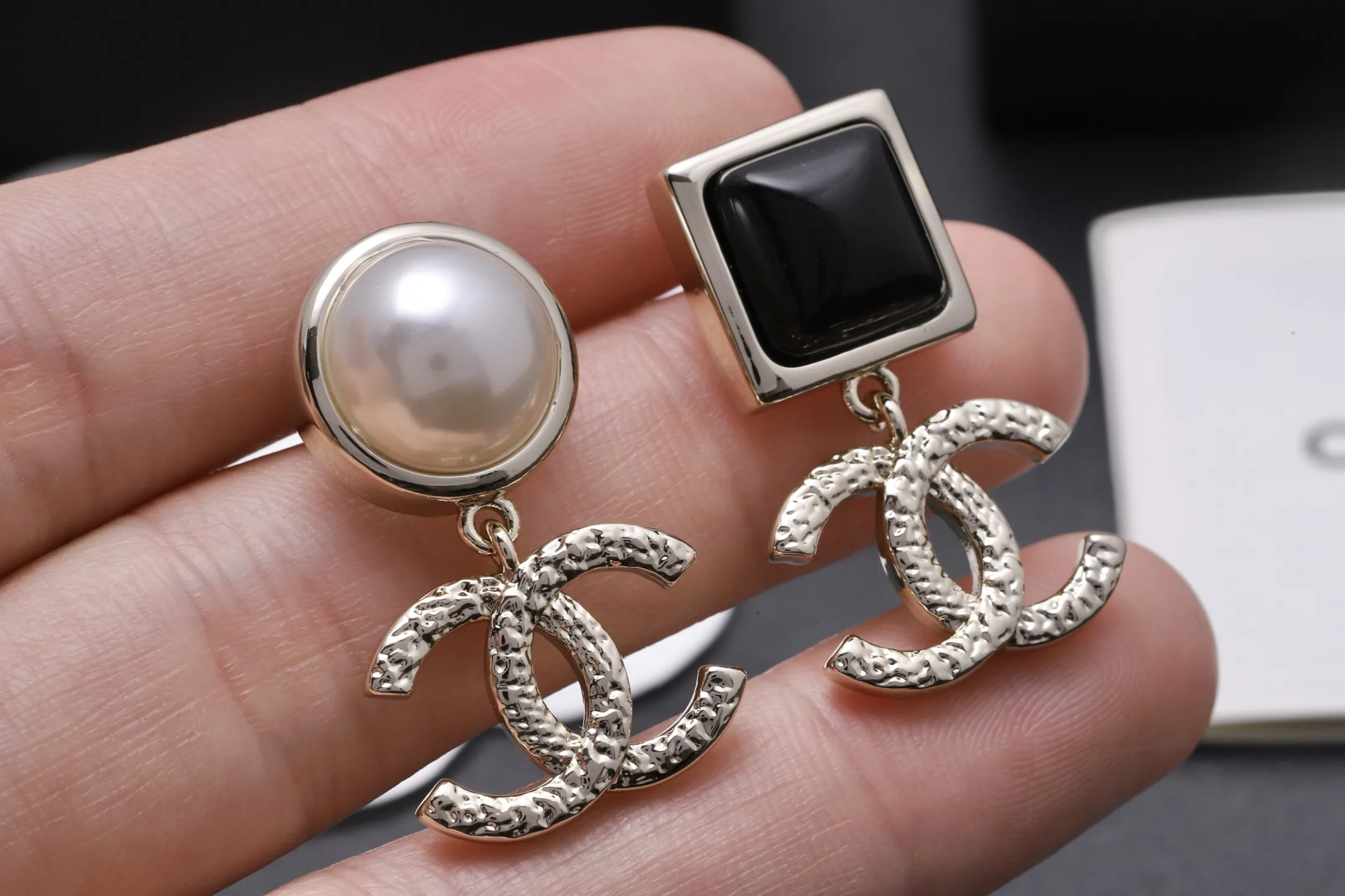 Asymmetric Double C Drop Earrings with Resin and Pearl D13517059 — view 6