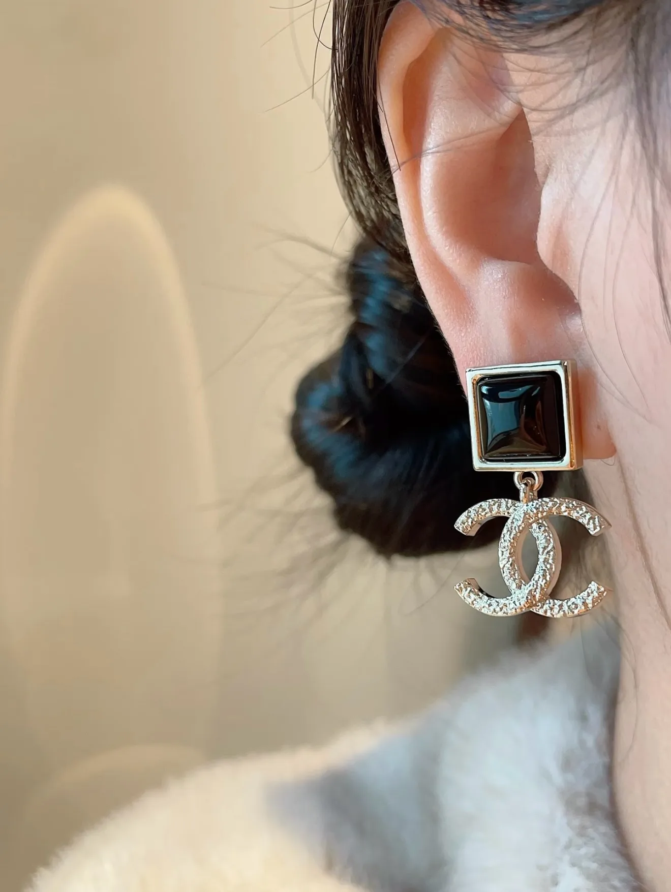 Asymmetric Double C Drop Earrings with Resin and Pearl D13517059 — view 8