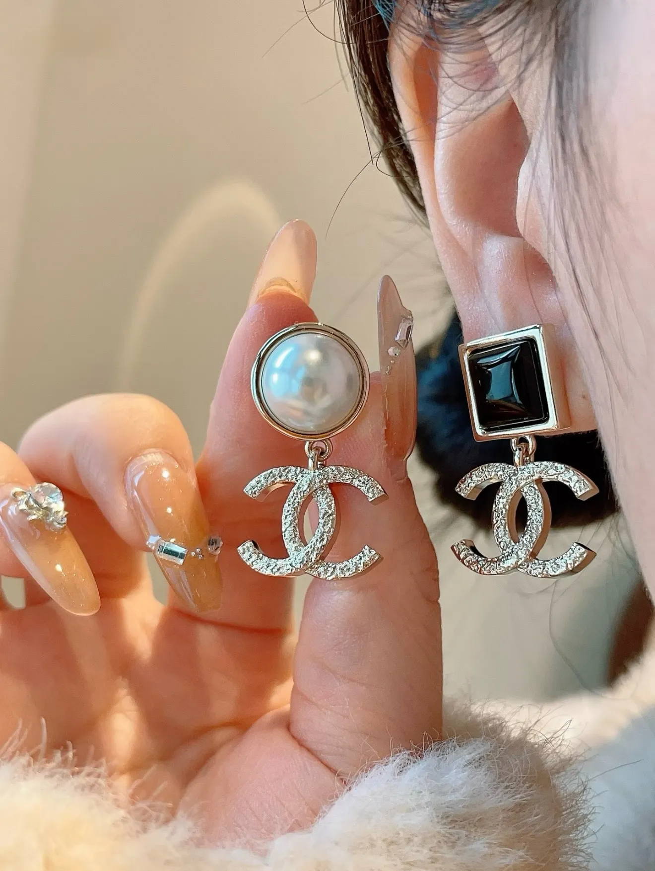 Asymmetric Double C Drop Earrings with Resin and Pearl D13517059 — view 9