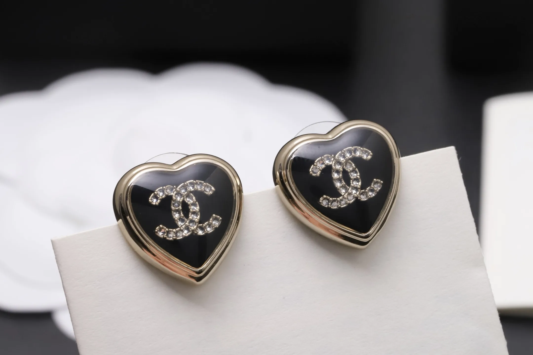 Heart-Shaped CC Logo Stud Earrings D11517372 — view 4