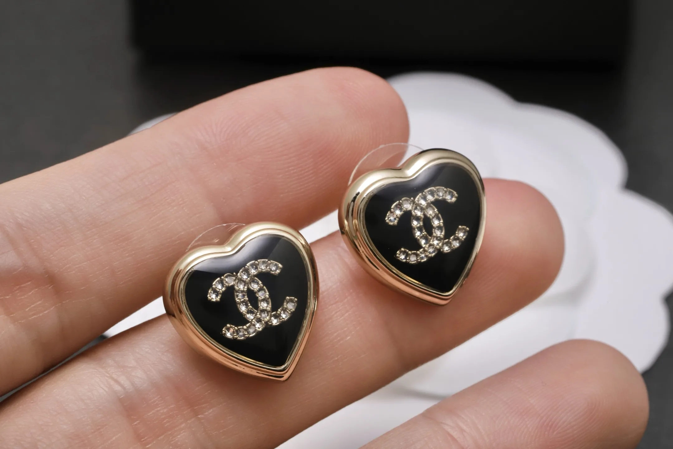 Heart-Shaped CC Logo Stud Earrings D11517372 — view 5